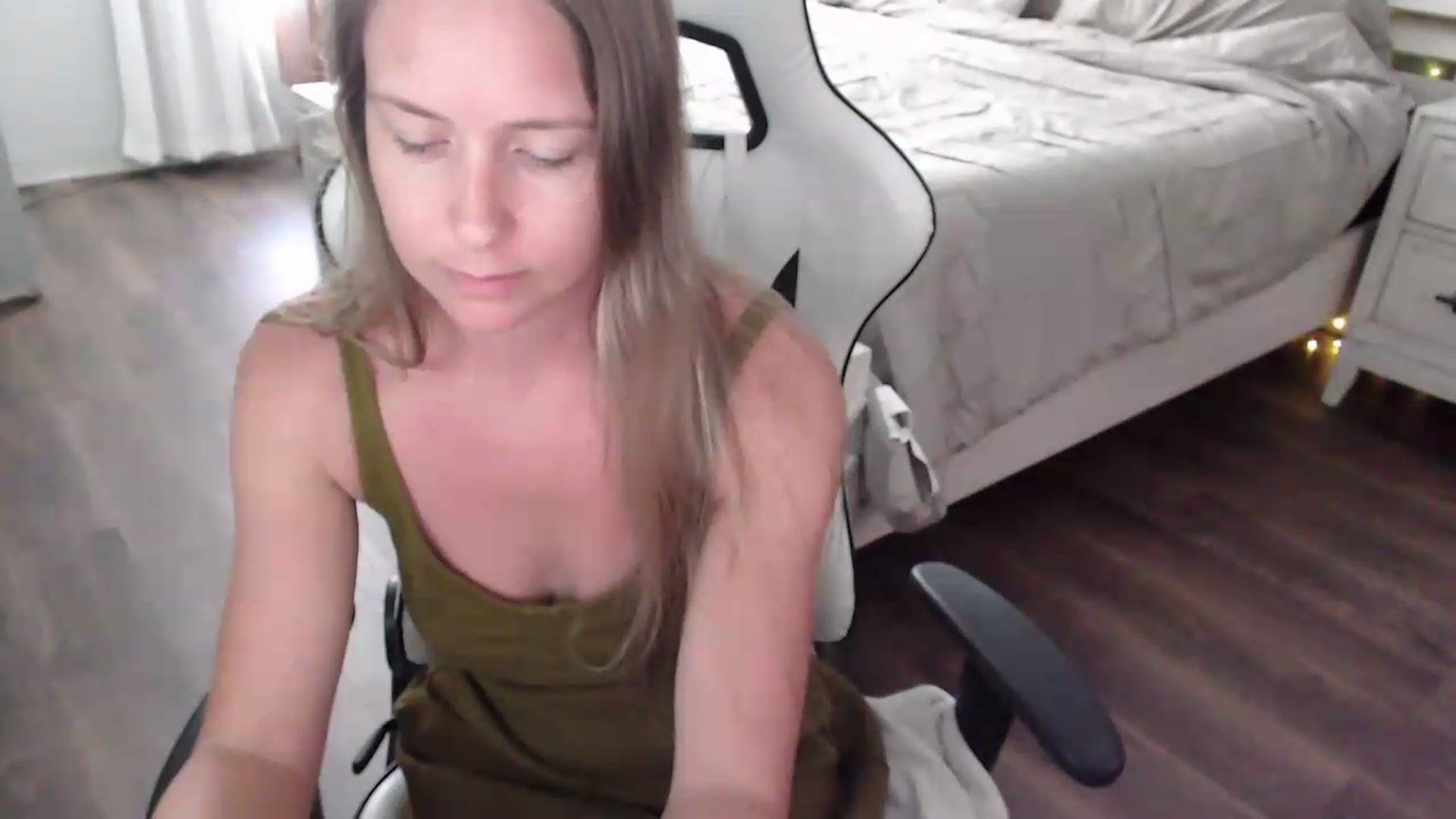 Gallery image thumbnail from ZenZoey's myfreecams stream on, 07/16/2026, 19:38 image 8 of 20