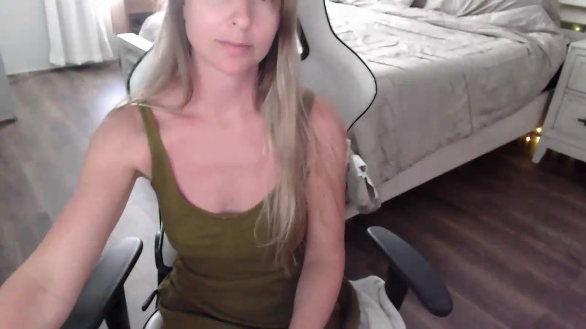 Gallery image thumbnail from ZenZoey's myfreecams stream on, 07/16/2026, 19:38 image 10 of 20