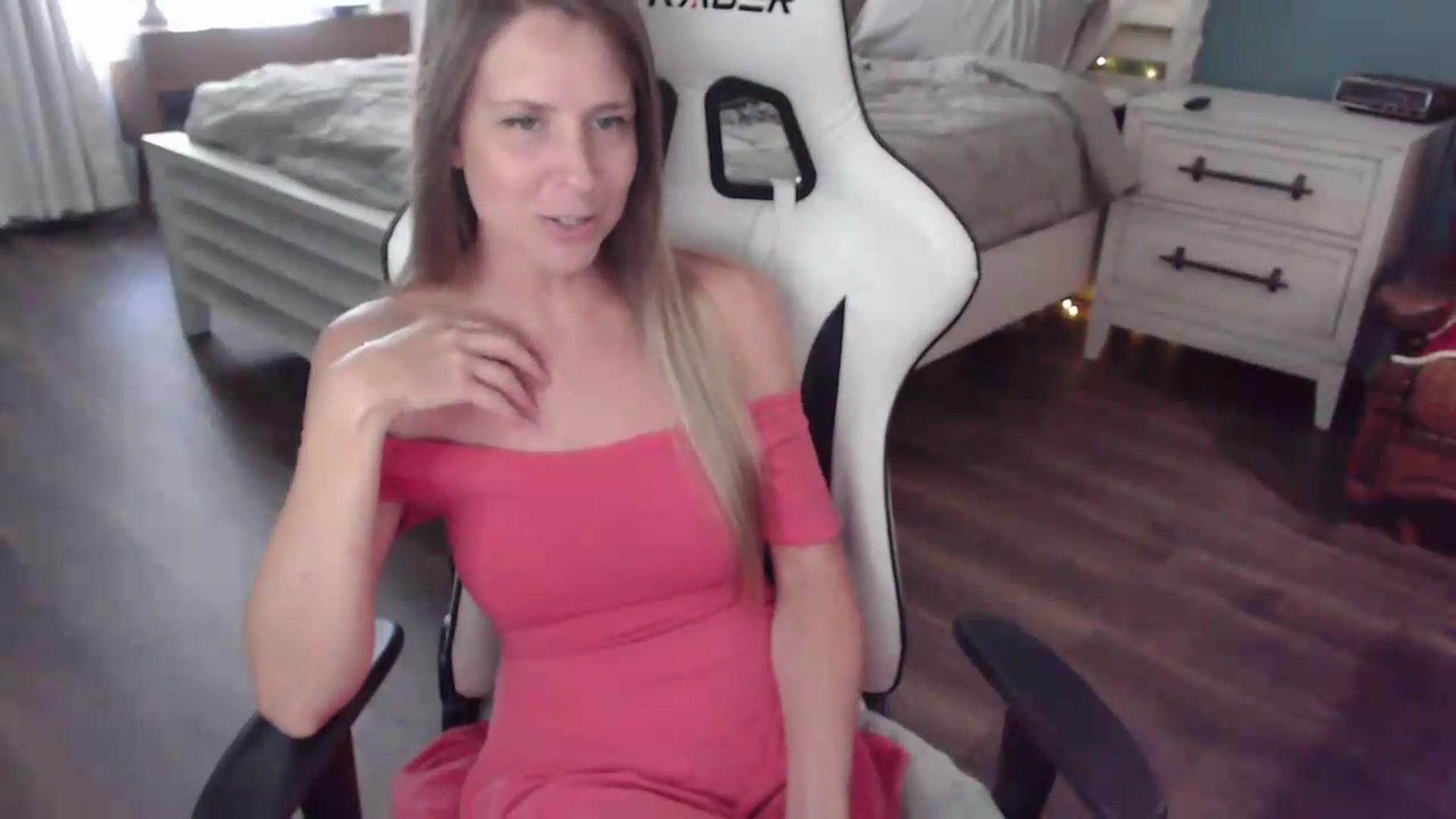 Gallery image thumbnail from ZenZoey's myfreecams stream on, 08/04/2026, 19:28 image 4 of 20