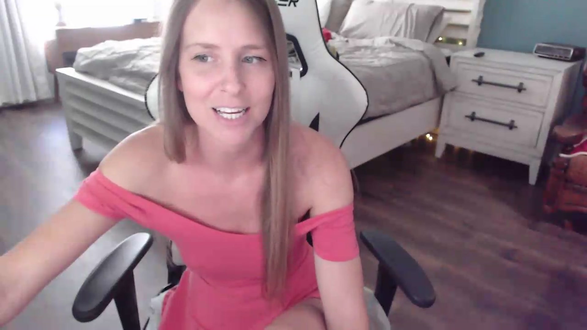 Gallery image thumbnail from ZenZoey's myfreecams stream on, 08/04/2026, 19:28 image 16 of 20