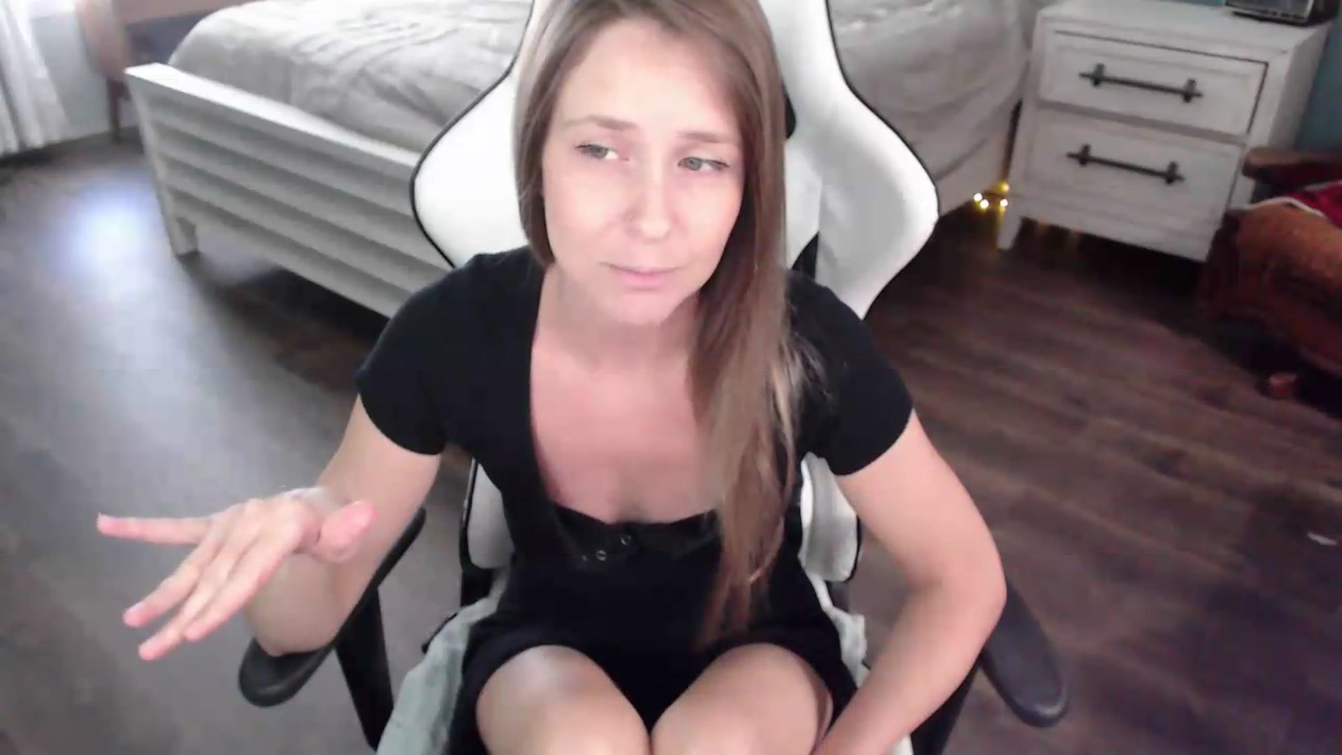 Gallery image thumbnail from ZenZoey's myfreecams stream on, 08/17/2026, 17:14 image 17 of 20