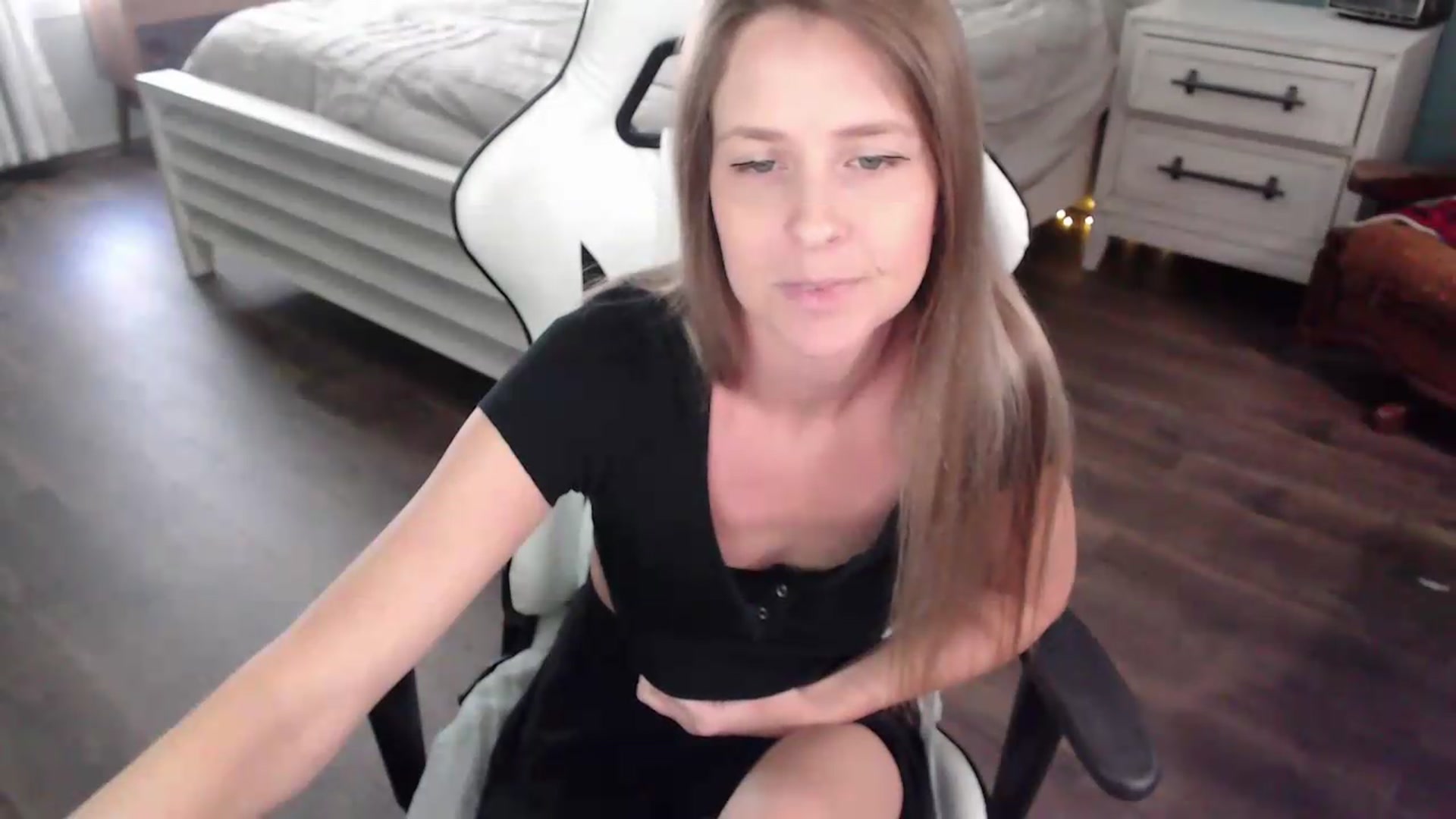 Gallery image thumbnail from ZenZoey's myfreecams stream on, 08/17/2026, 17:14 image 7 of 20