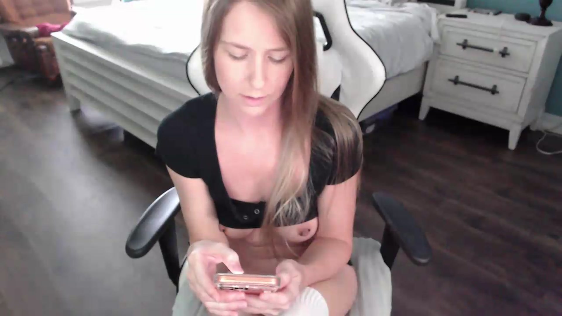 Gallery image thumbnail from ZenZoey's myfreecams stream on, 08/31/2026, 17:01 image 9 of 20