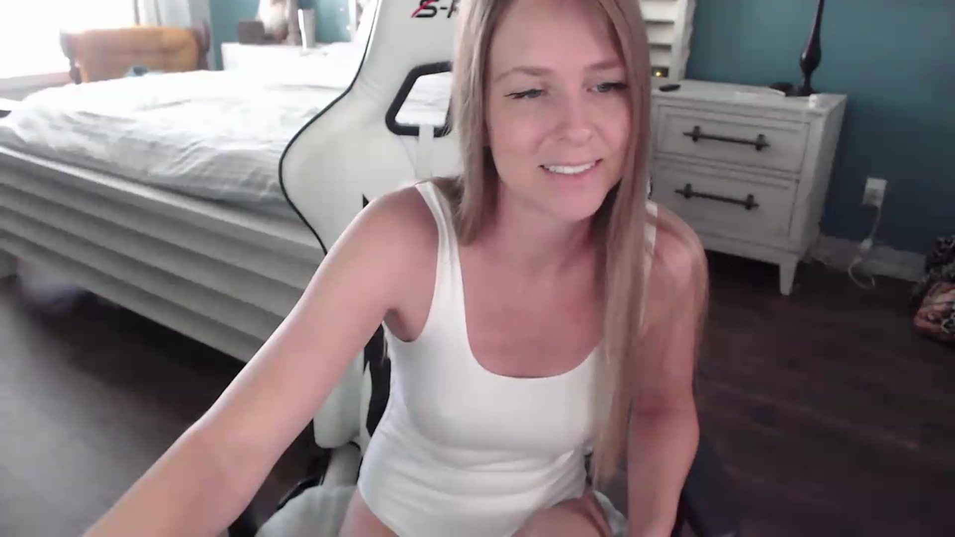 Gallery image thumbnail from ZenZoey's myfreecams stream on, 09/09/2026, 16:36 image 6 of 20