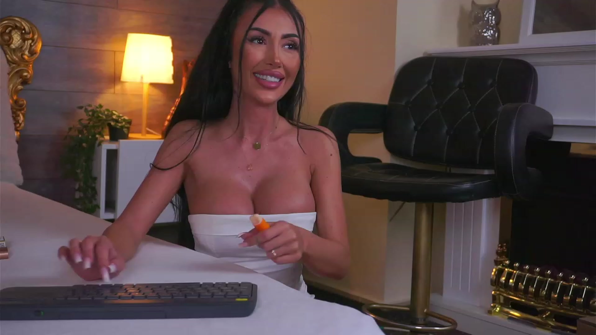 Gallery image thumbnail from ZennyRosse's myfreecams stream on, 09/24/2023, 16:29 image 16 of 20