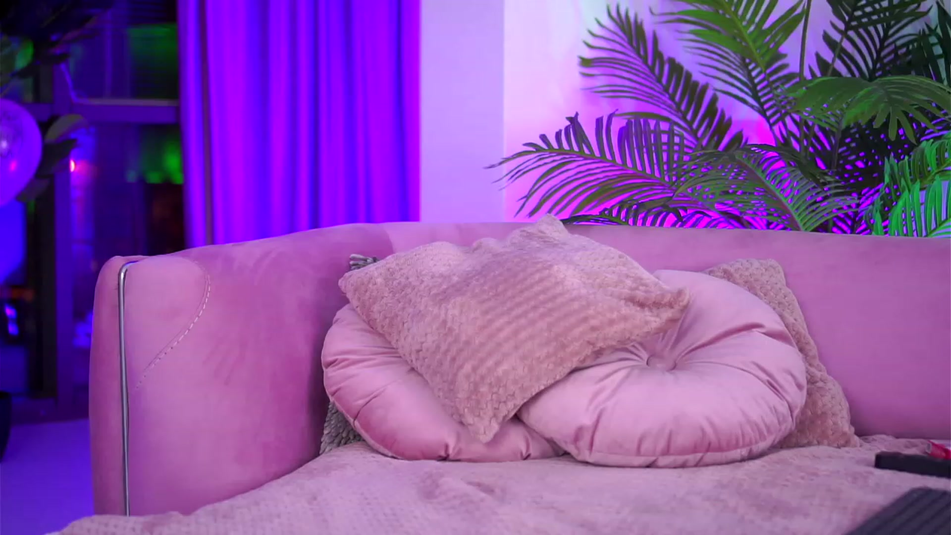 Gallery image thumbnail from ZennyRosse's myfreecams stream on, 10/08/2023, 22:29 image 6 of 20