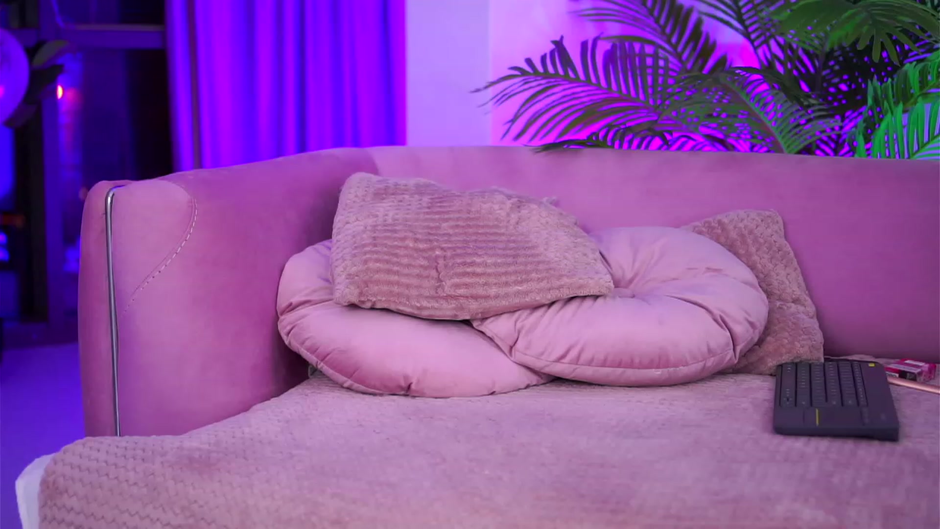 Gallery image thumbnail from ZennyRosse's myfreecams stream on, 10/08/2023, 23:36 image 5 of 20