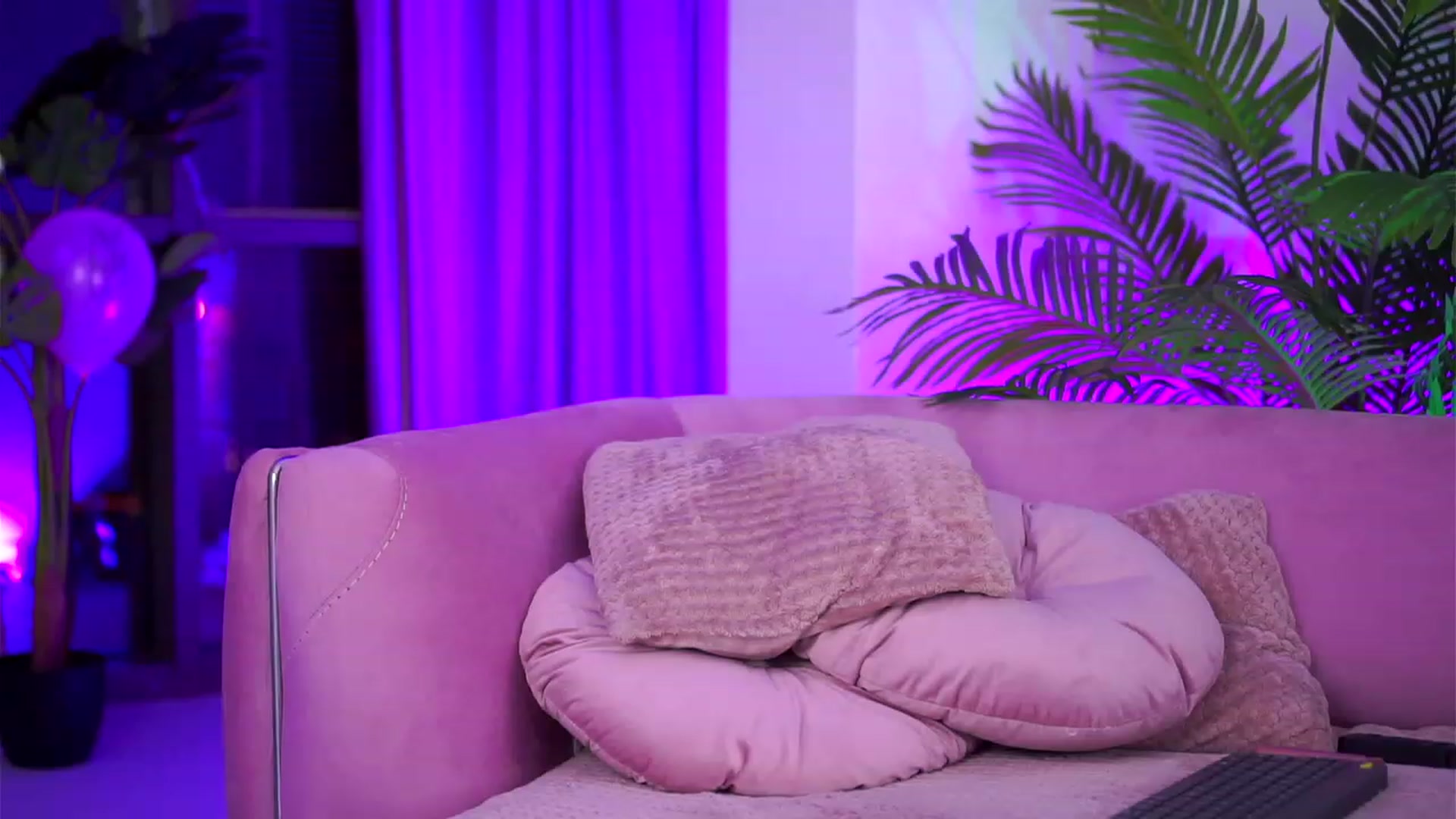 Gallery image thumbnail from ZennyRosse's myfreecams stream on, 10/08/2023, 23:36 image 19 of 20