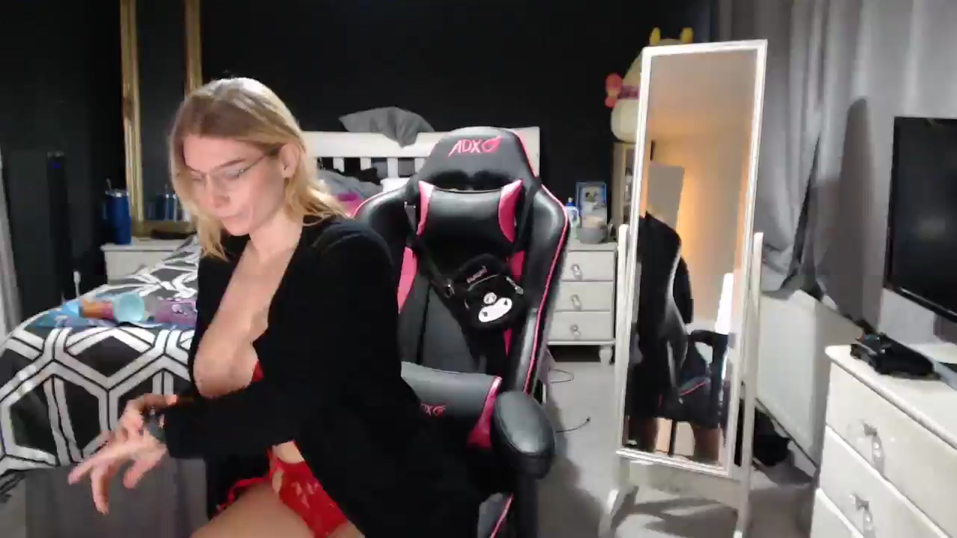 Gallery image thumbnail from ZephyraObs's myfreecams stream on, 02/10/2026, 13:45 image 12 of 20