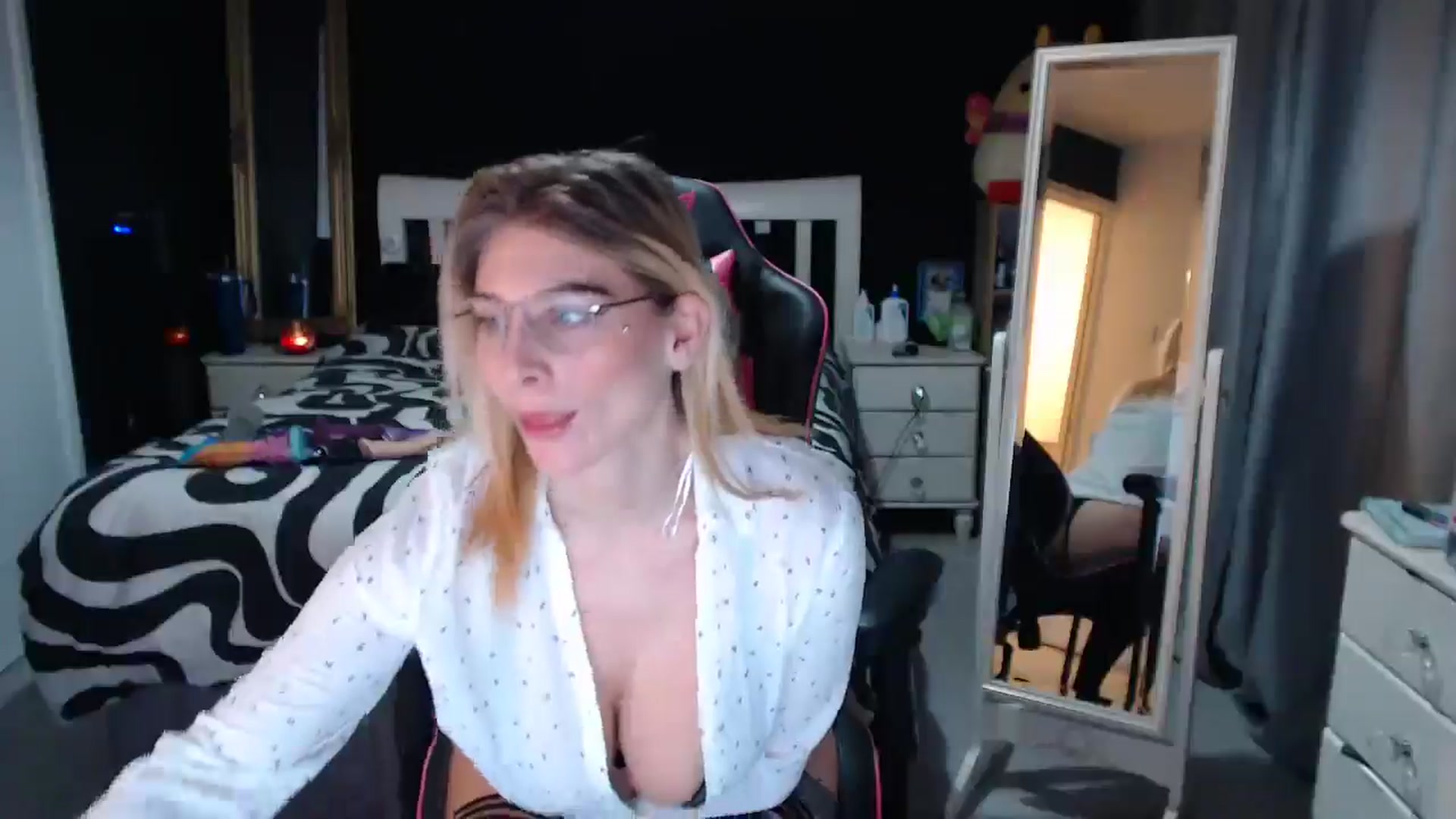 Gallery image thumbnail from ZephyraObs's myfreecams stream on, 02/18/2026, 17:57 image 11 of 20