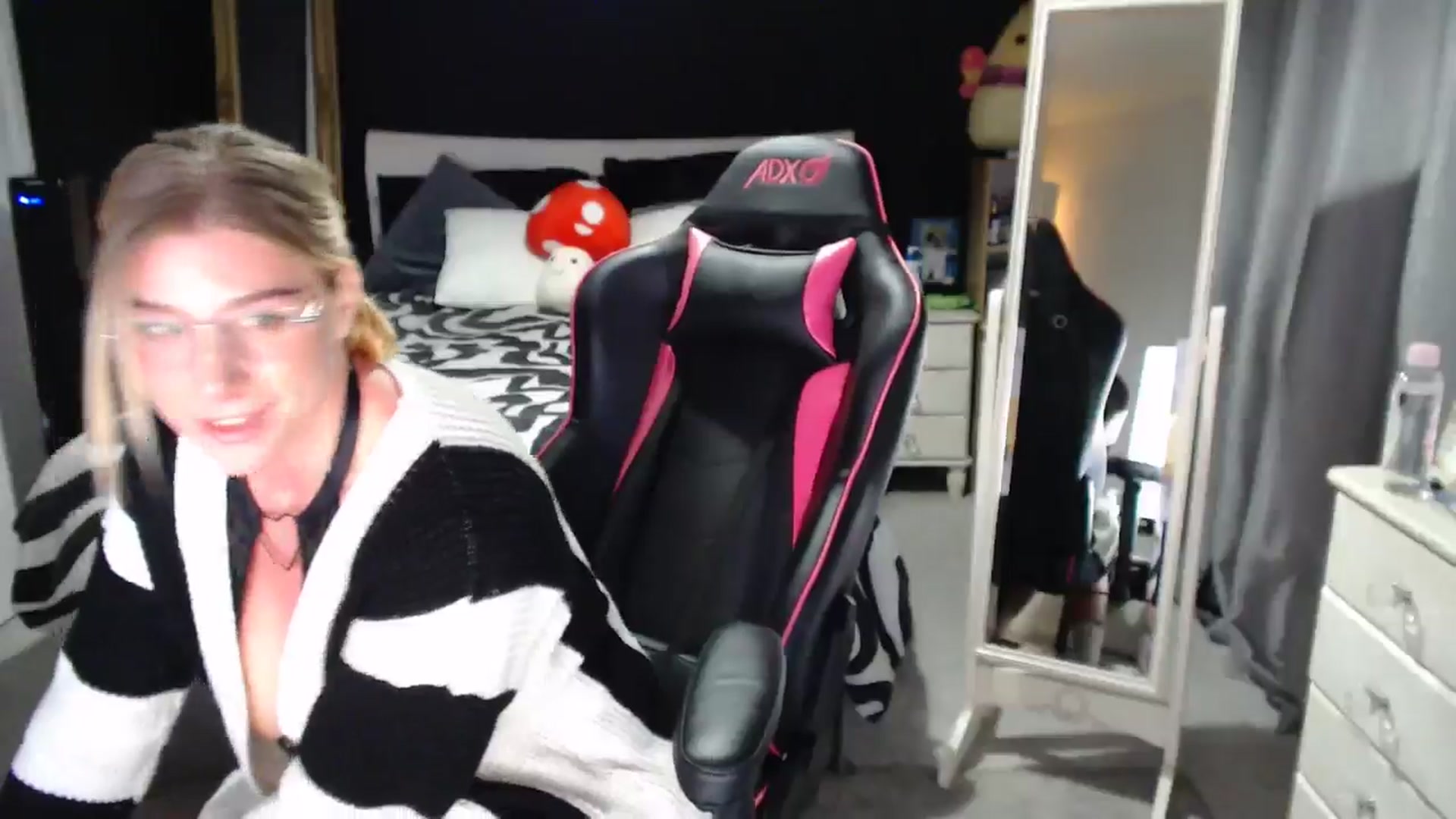 Gallery image thumbnail from ZephyraObs's myfreecams stream on, 03/04/2026, 21:21 image 18 of 20