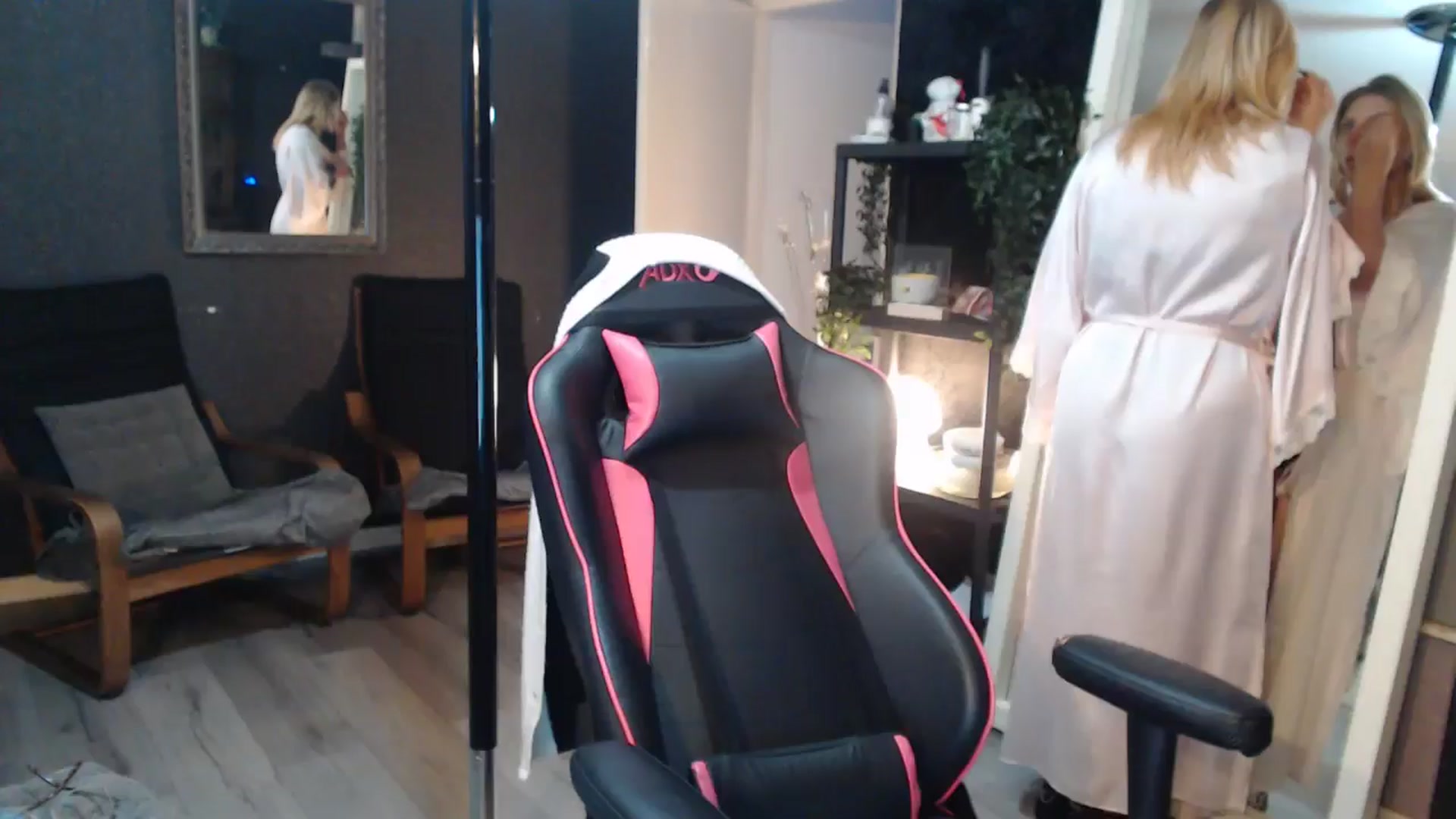 Gallery image thumbnail from ZephyraObs's myfreecams stream on, 03/25/2026, 20:37 image 1 of 20