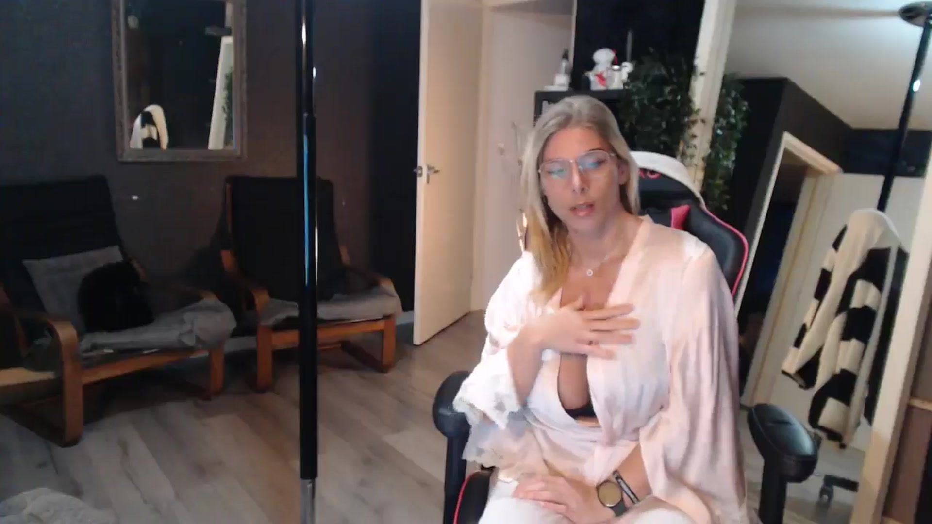 Gallery image thumbnail from ZephyraObs's myfreecams stream on, 03/25/2026, 20:37 image 9 of 20