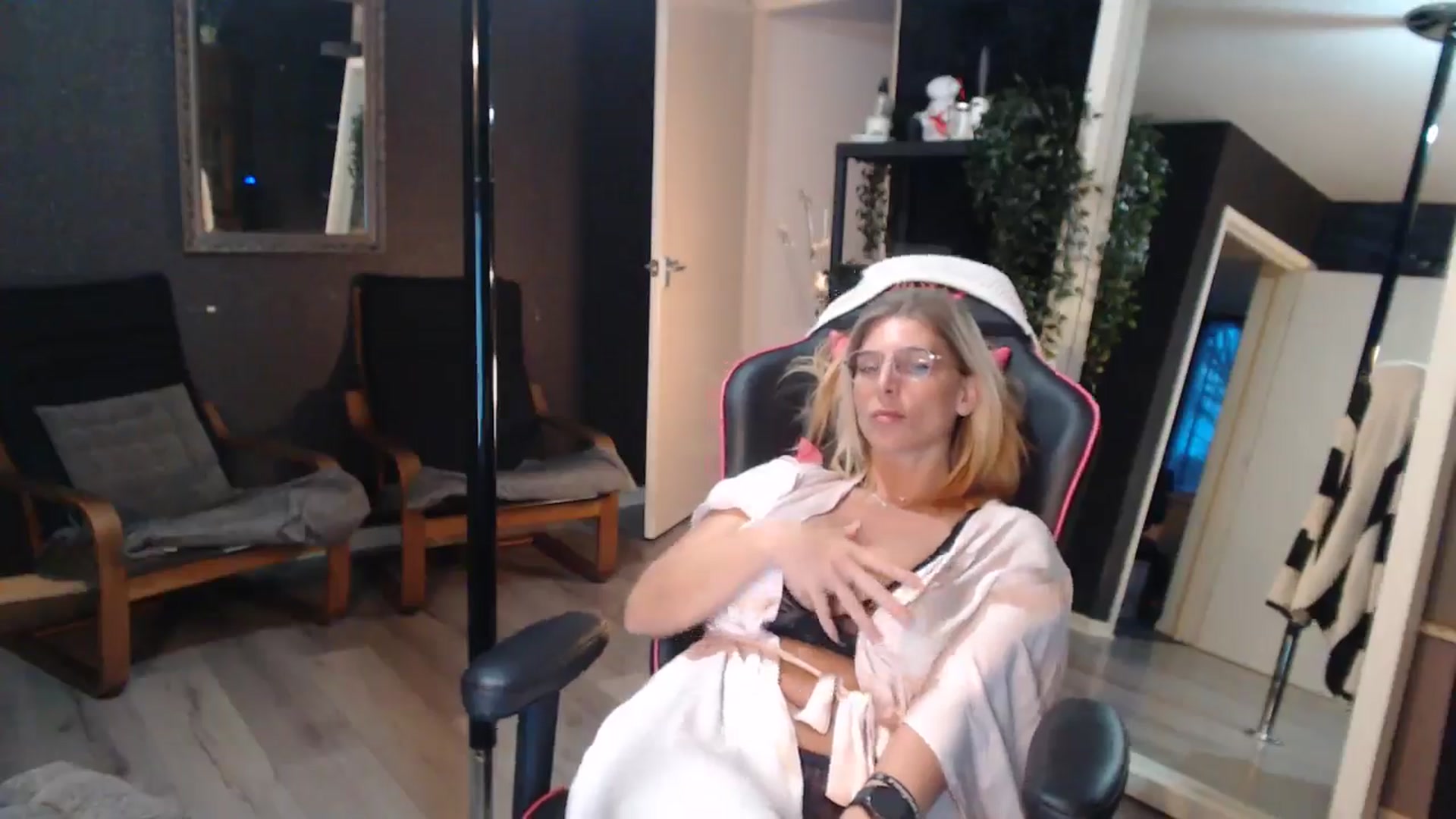 Gallery image thumbnail from ZephyraObs's myfreecams stream on, 03/25/2026, 20:37 image 6 of 20