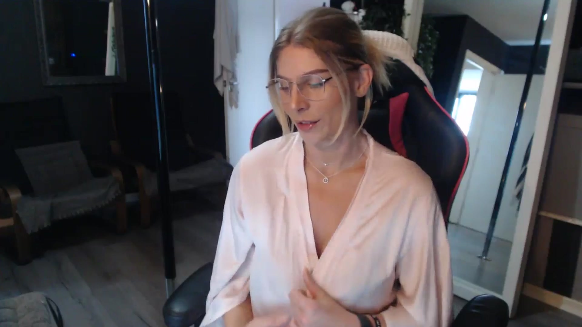 Gallery image thumbnail from ZephyraObs's myfreecams stream on, 04/01/2026, 16:16 image 7 of 20