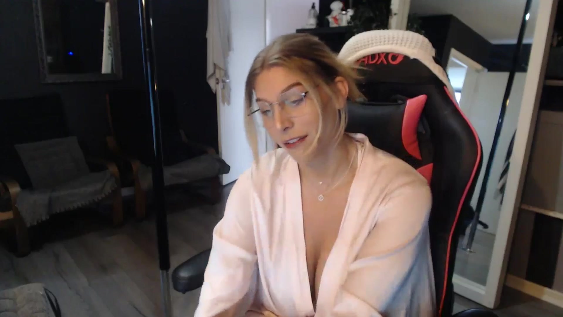 Gallery image thumbnail from ZephyraObs's myfreecams stream on, 04/01/2026, 16:16 image 15 of 20