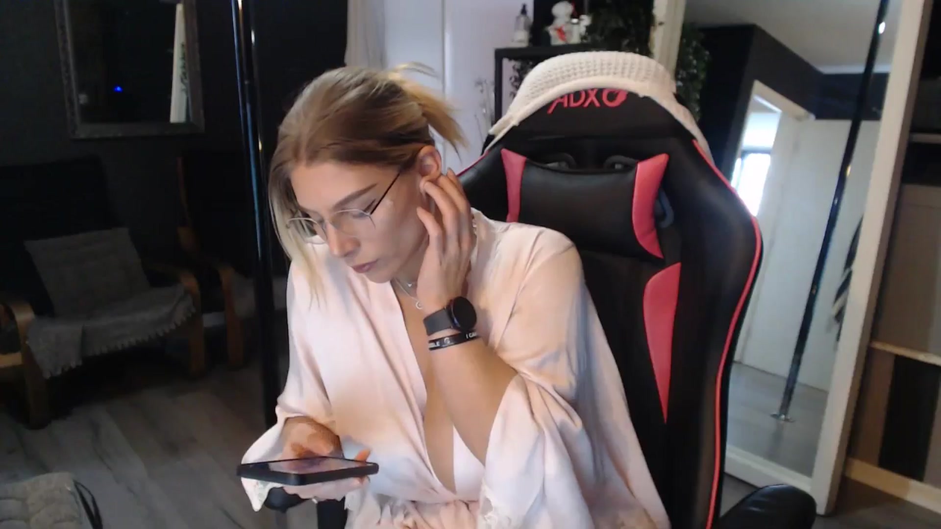 Gallery image thumbnail from ZephyraObs's myfreecams stream on, 04/01/2026, 16:16 image 11 of 20