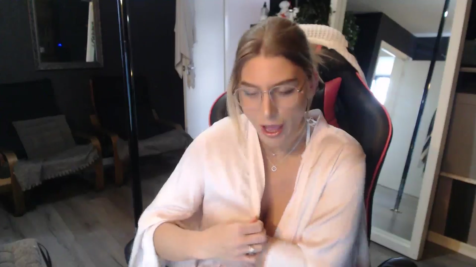 Gallery image thumbnail from ZephyraObs's myfreecams stream on, 04/01/2026, 16:16 image 9 of 20