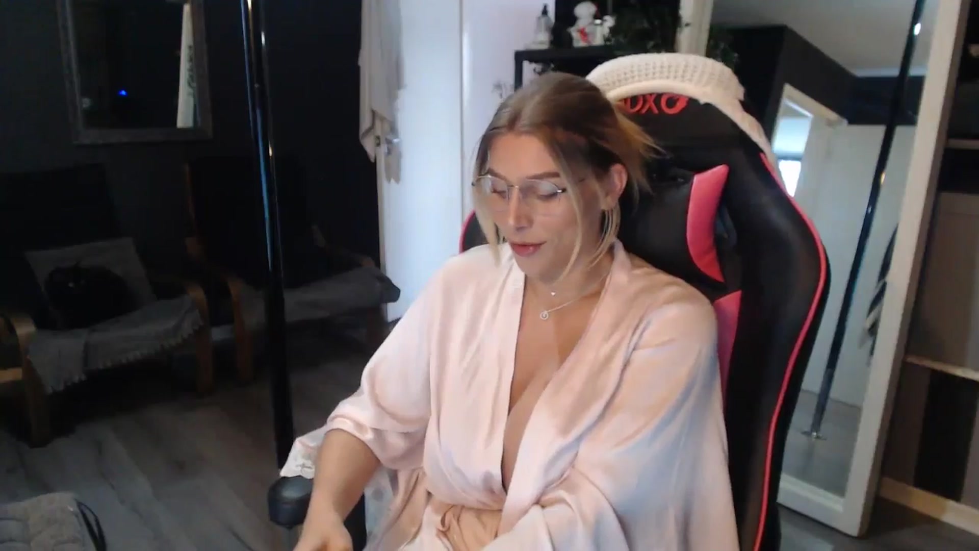 Gallery image thumbnail from ZephyraObs's myfreecams stream on, 04/01/2026, 16:16 image 17 of 20