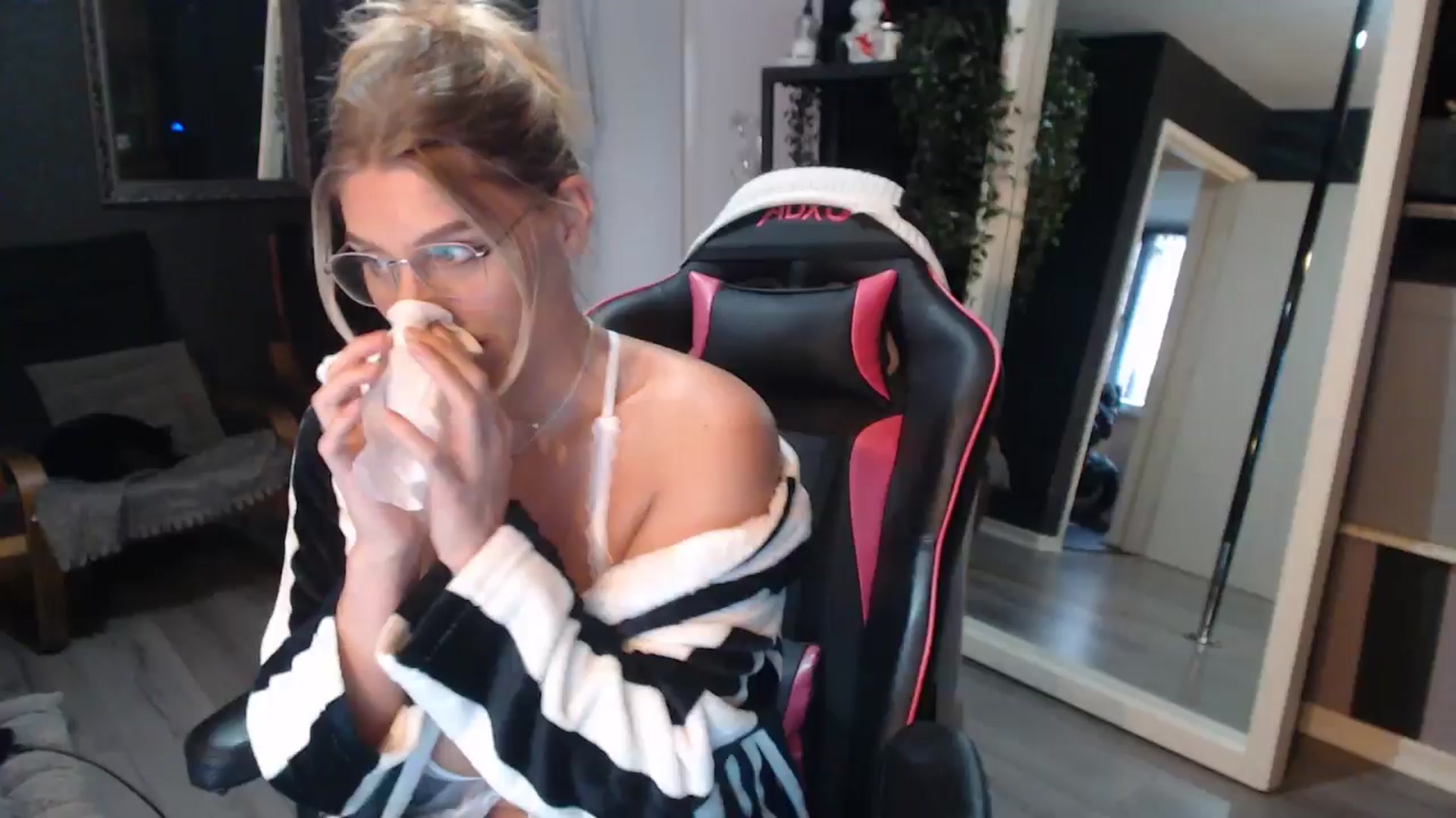 Gallery image thumbnail from ZephyraObs's myfreecams stream on, 04/01/2026, 20:05 image 4 of 20