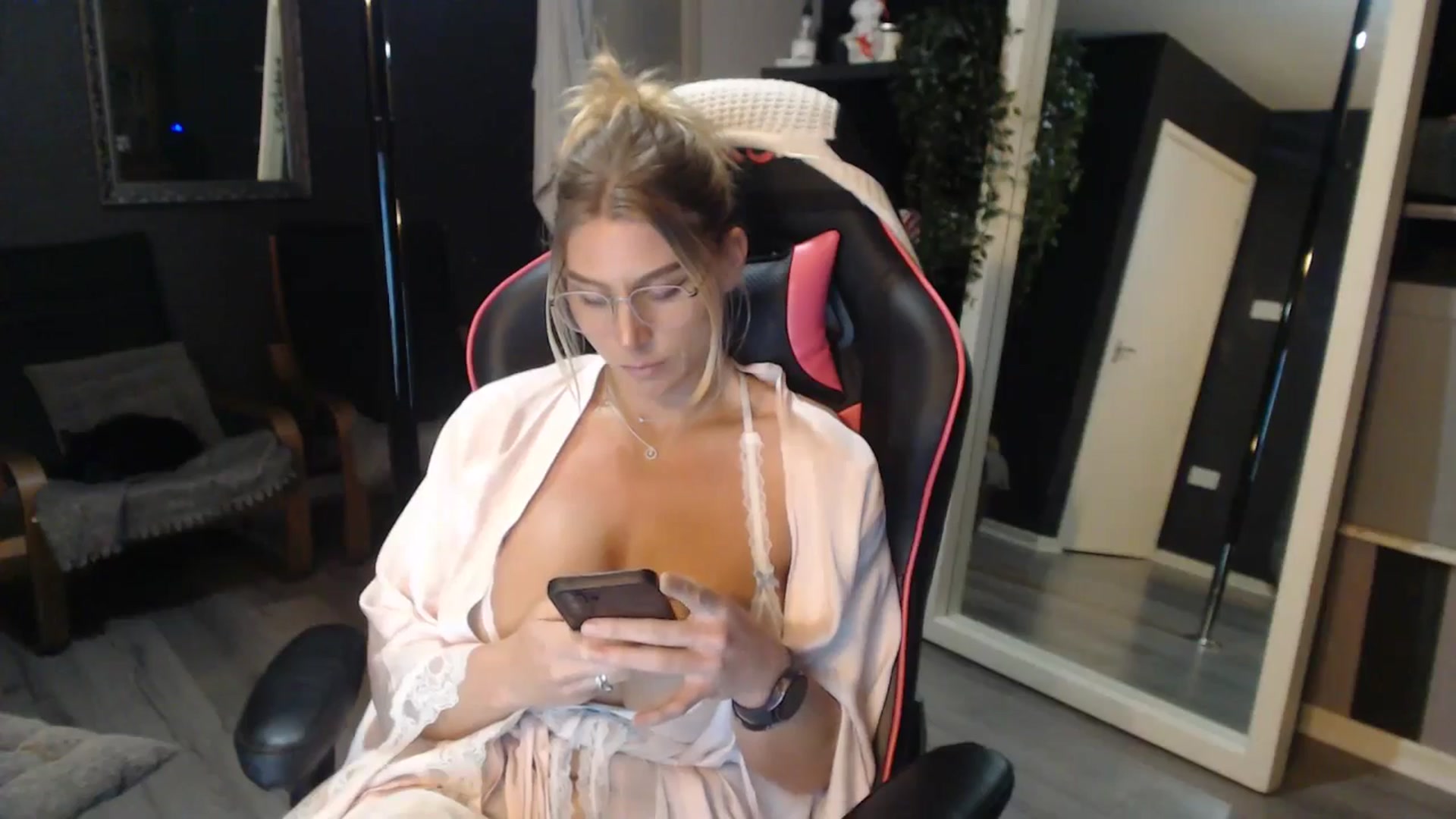 Gallery image thumbnail from ZephyraObs's myfreecams stream on, 04/01/2026, 20:49 image 5 of 20