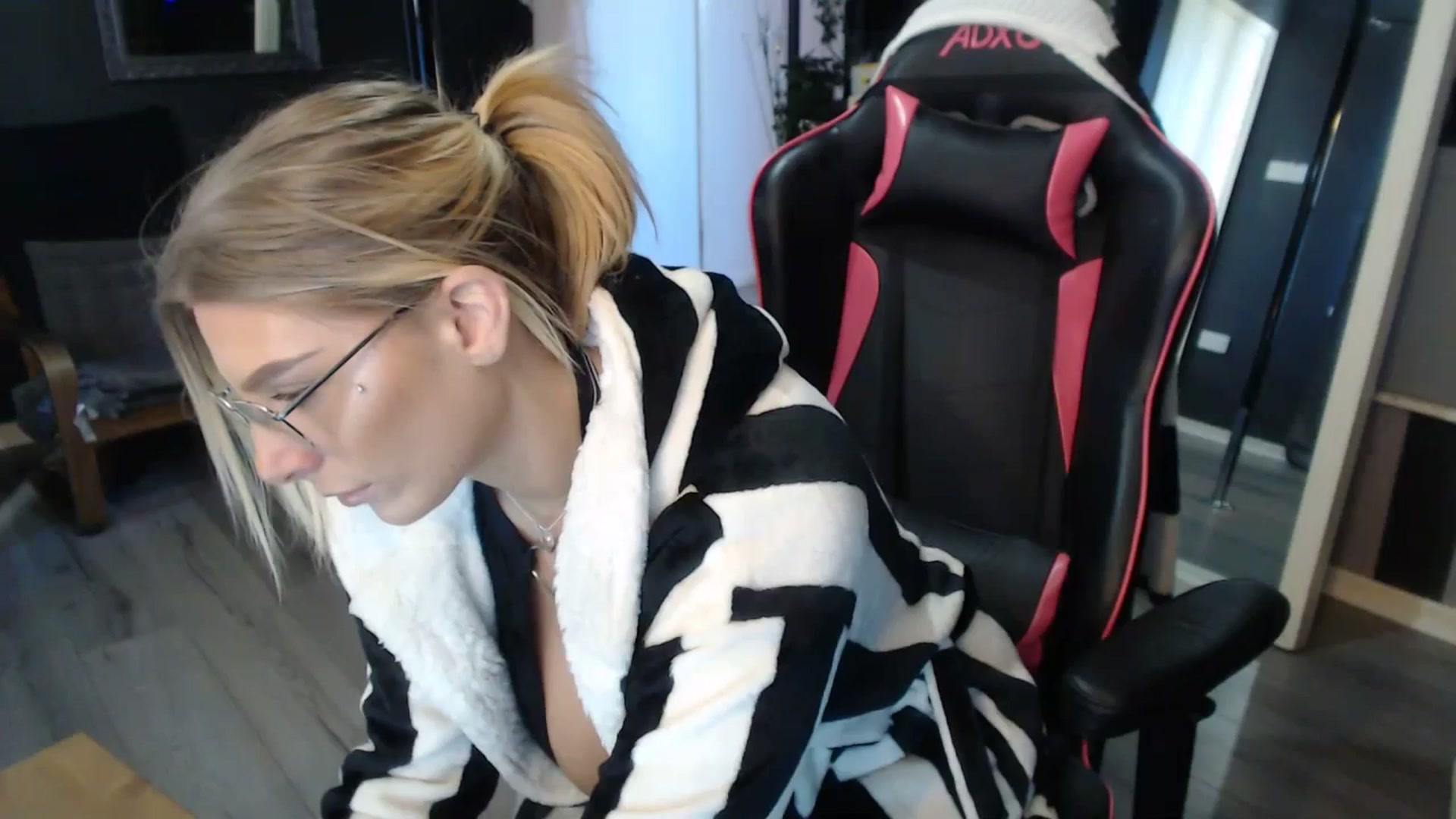 Gallery image thumbnail from ZephyraObs's myfreecams stream on, 04/07/2026, 09:37 image 13 of 20
