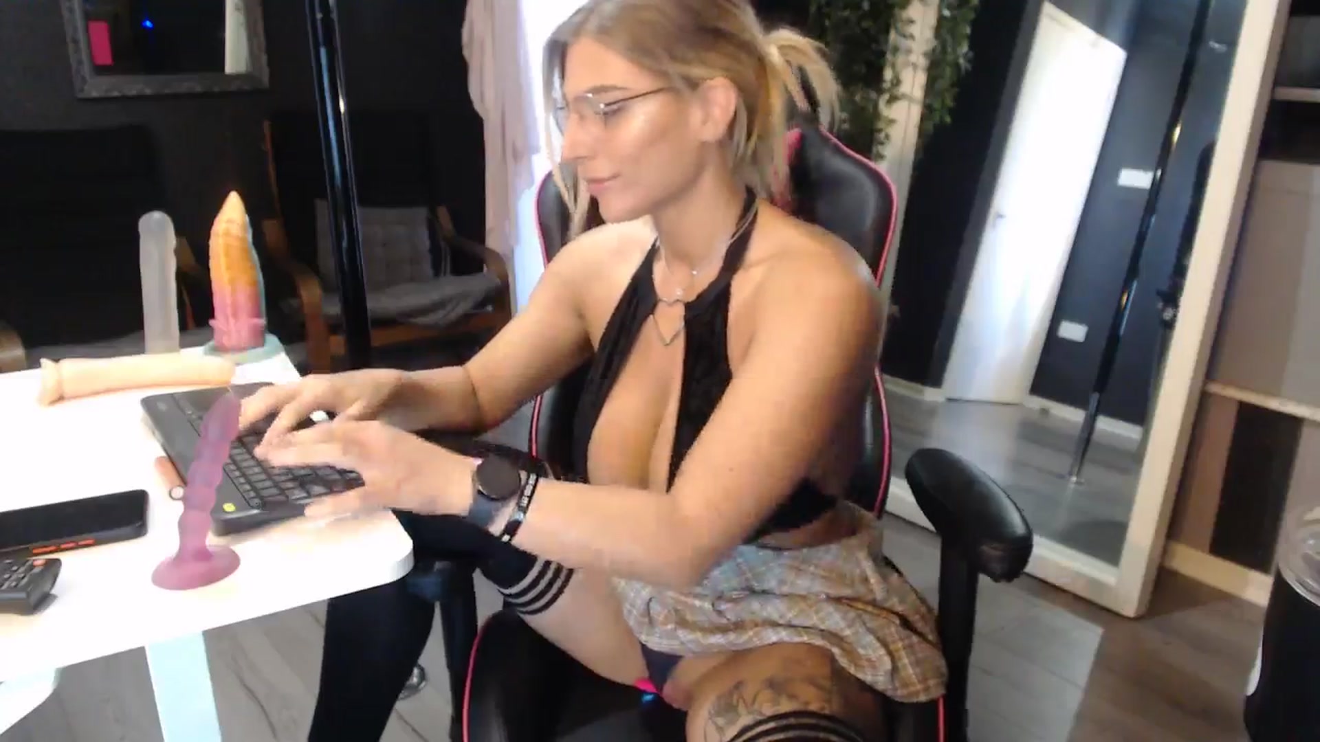 Gallery image thumbnail from ZephyraObs's myfreecams stream on, 04/23/2026, 12:21 image 5 of 20