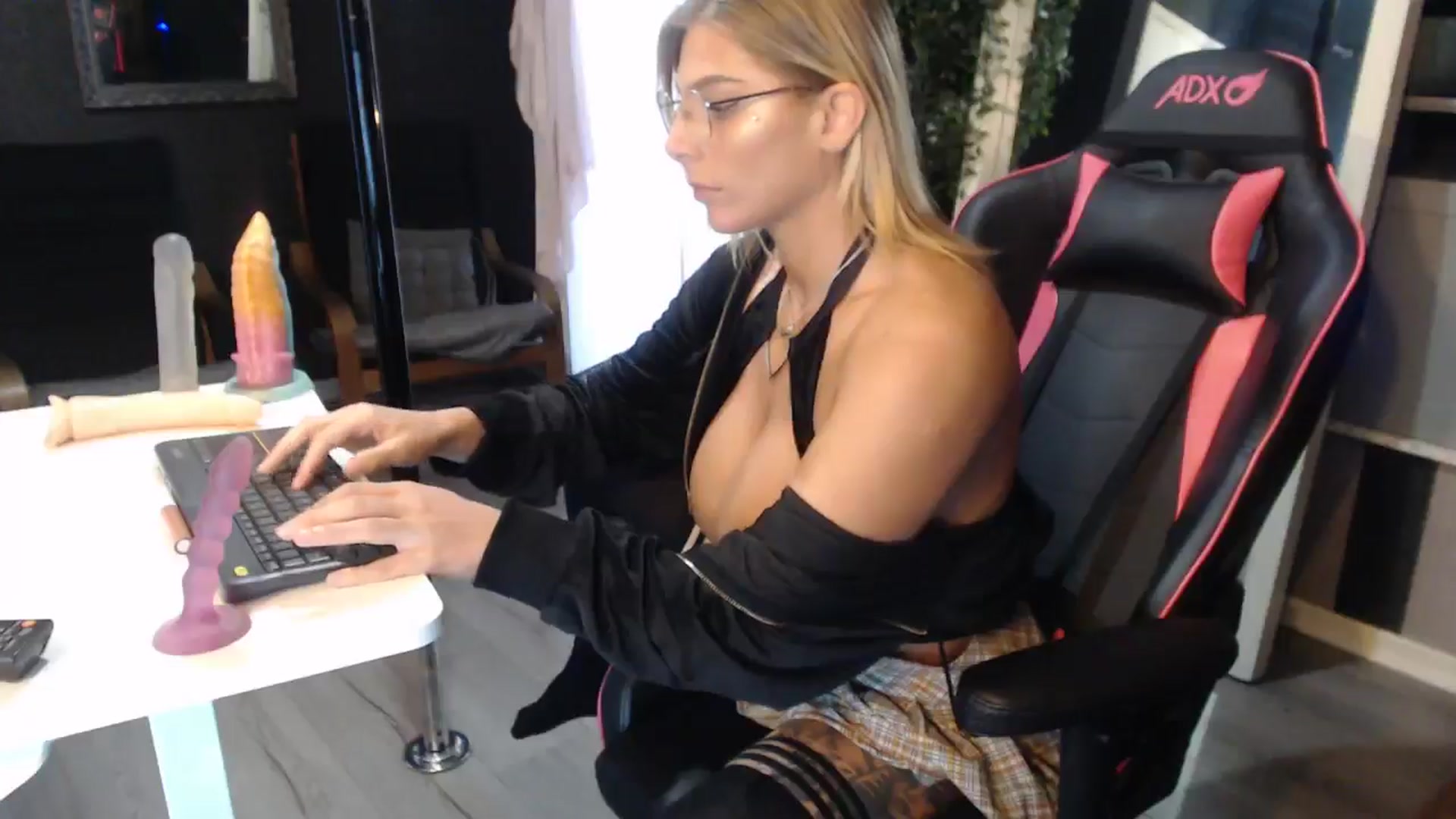 Gallery image thumbnail from ZephyraObs's myfreecams stream on, 04/23/2026, 12:21 image 16 of 20