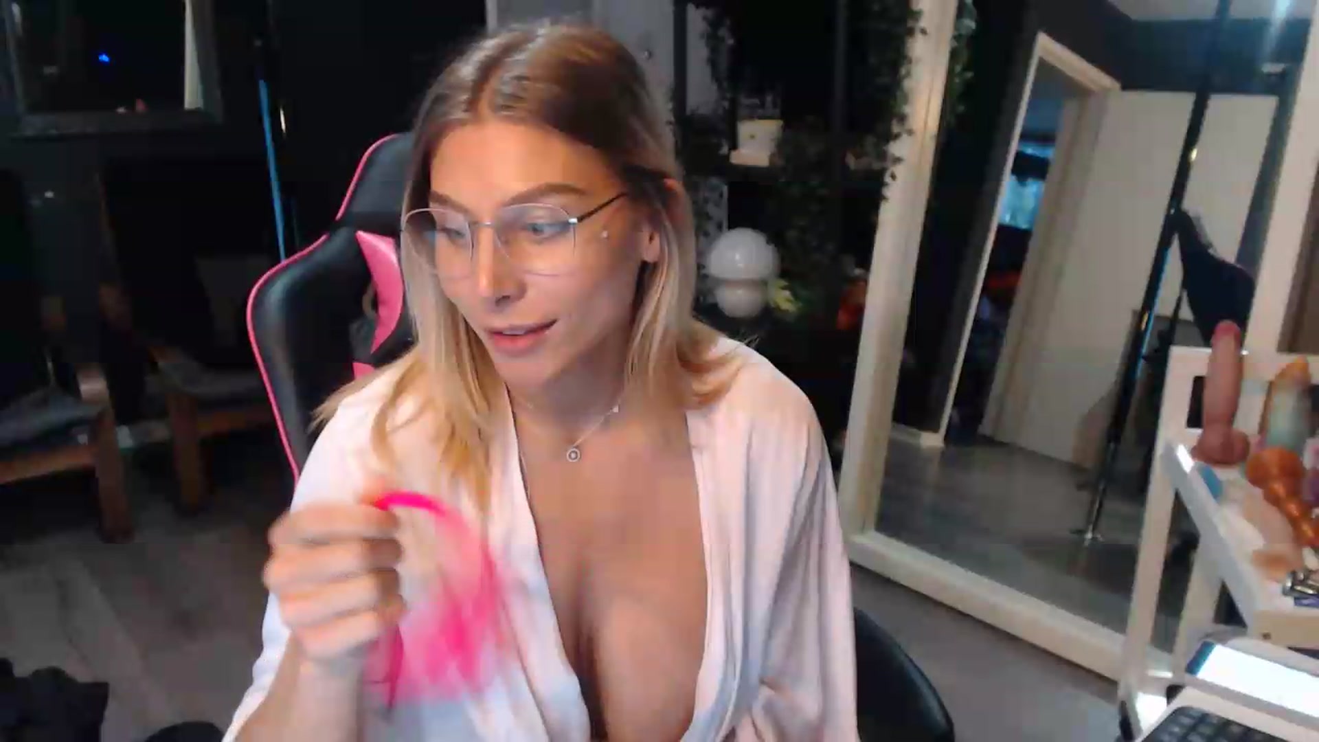 Gallery image thumbnail from ZephyraObs's myfreecams stream on, 05/20/2026, 20:19 image 17 of 20