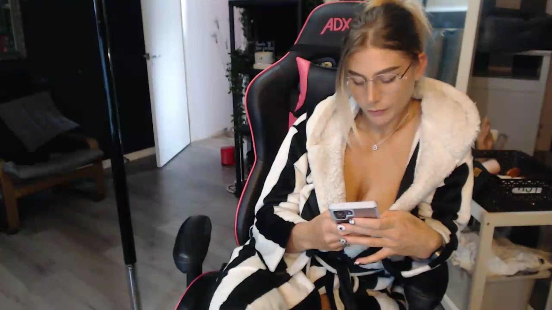 Gallery image thumbnail from ZephyraObs's myfreecams stream on, 06/19/2026, 16:20 image 20 of 20