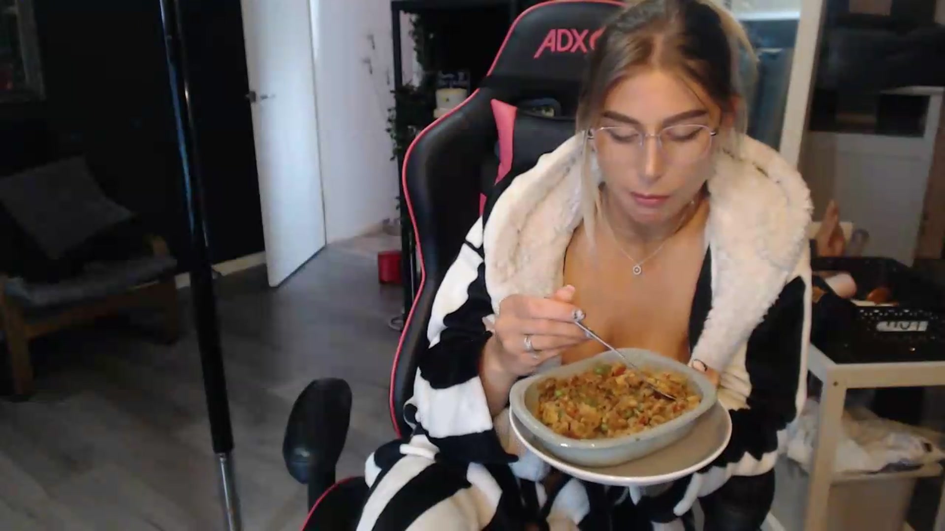 Gallery image thumbnail from ZephyraObs's myfreecams stream on, 06/19/2026, 16:20 image 19 of 20