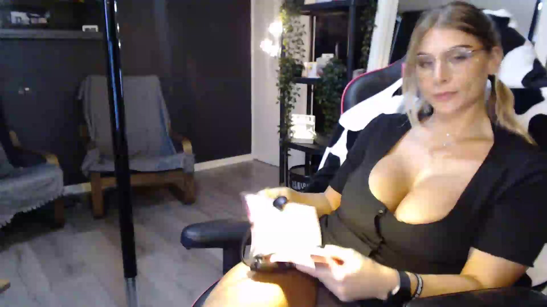 Gallery image thumbnail from ZephyraObs's myfreecams stream on, 08/28/2026, 17:40 image 15 of 20