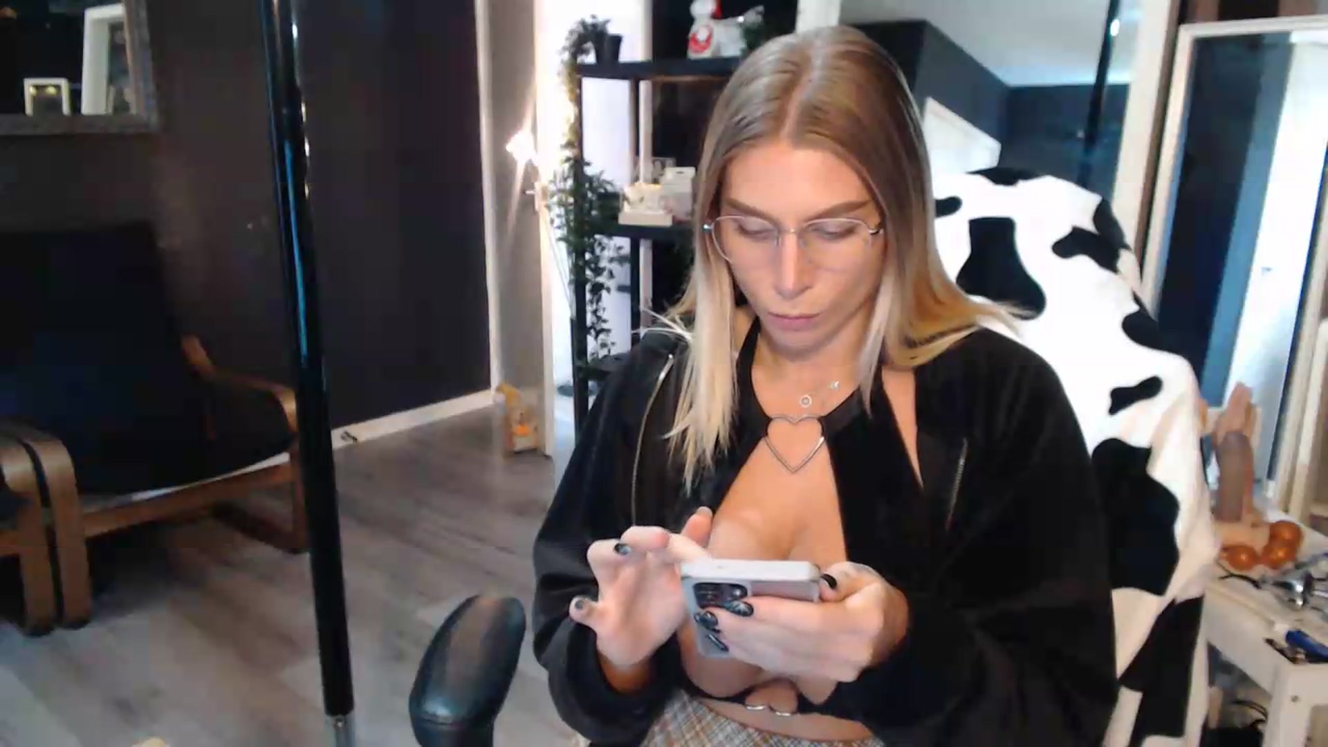 Gallery image thumbnail from ZephyraObs's myfreecams stream on, 09/07/2026, 15:41 image 2 of 20