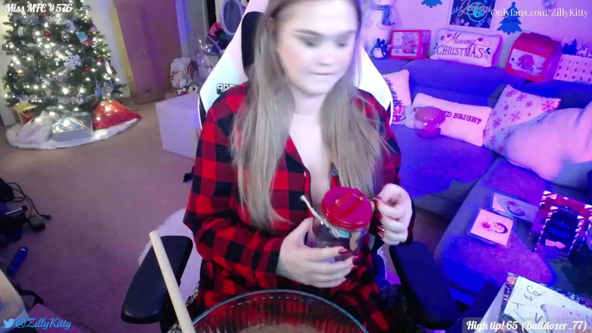 Gallery image thumbnail from ZillyKitty's myfreecams stream on, 12/13/2022, 24:21 image 3 of 20
