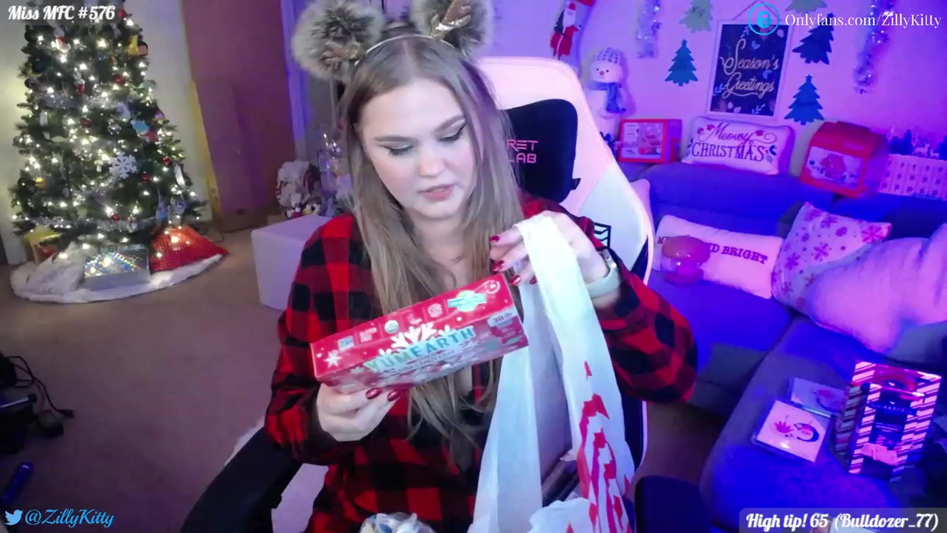 Gallery image thumbnail from ZillyKitty's myfreecams stream on, 12/13/2022, 24:21 image 2 of 20
