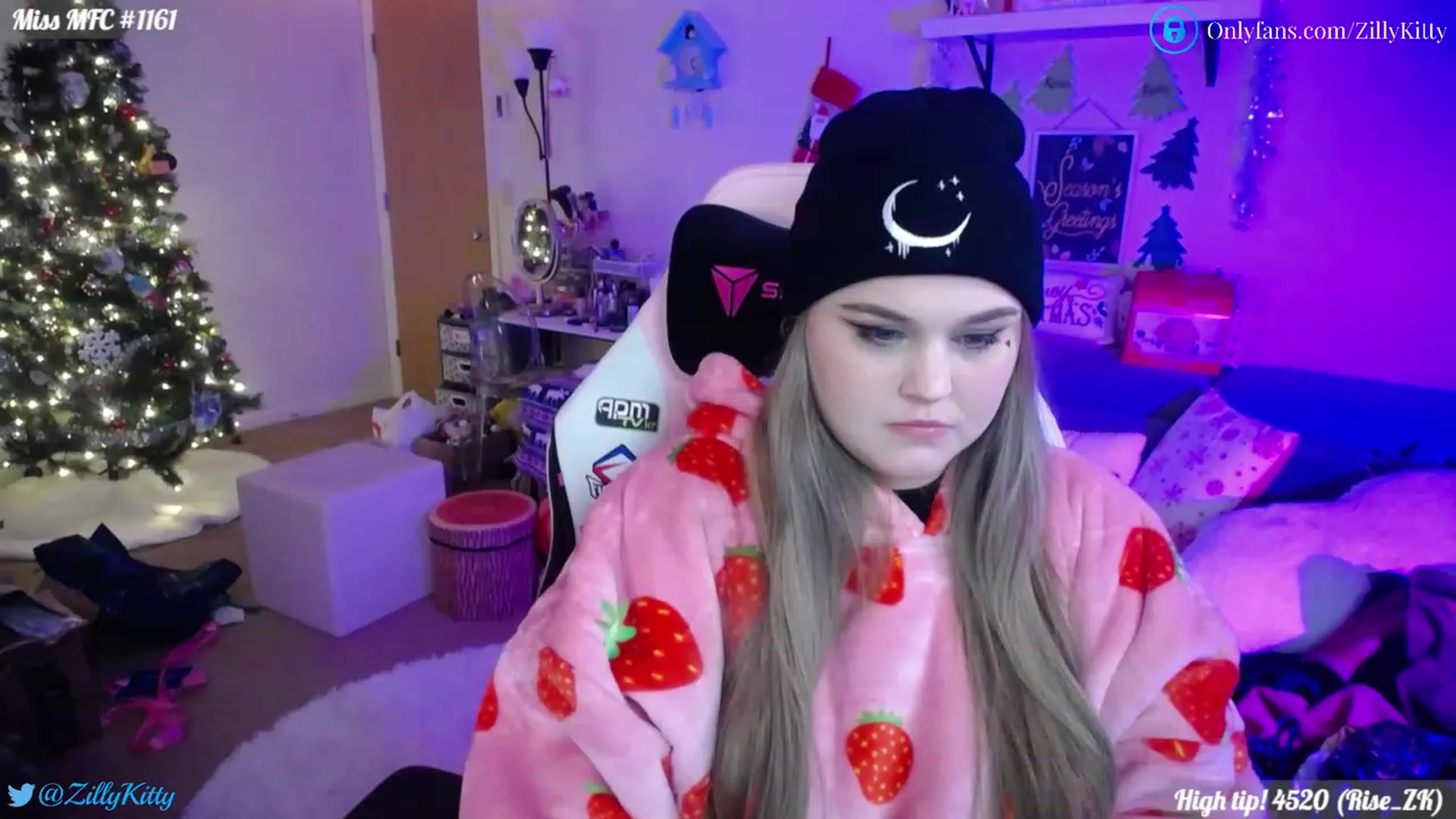 Gallery image thumbnail from ZillyKitty's myfreecams stream on, 12/30/2022, 23:54 image 12 of 20