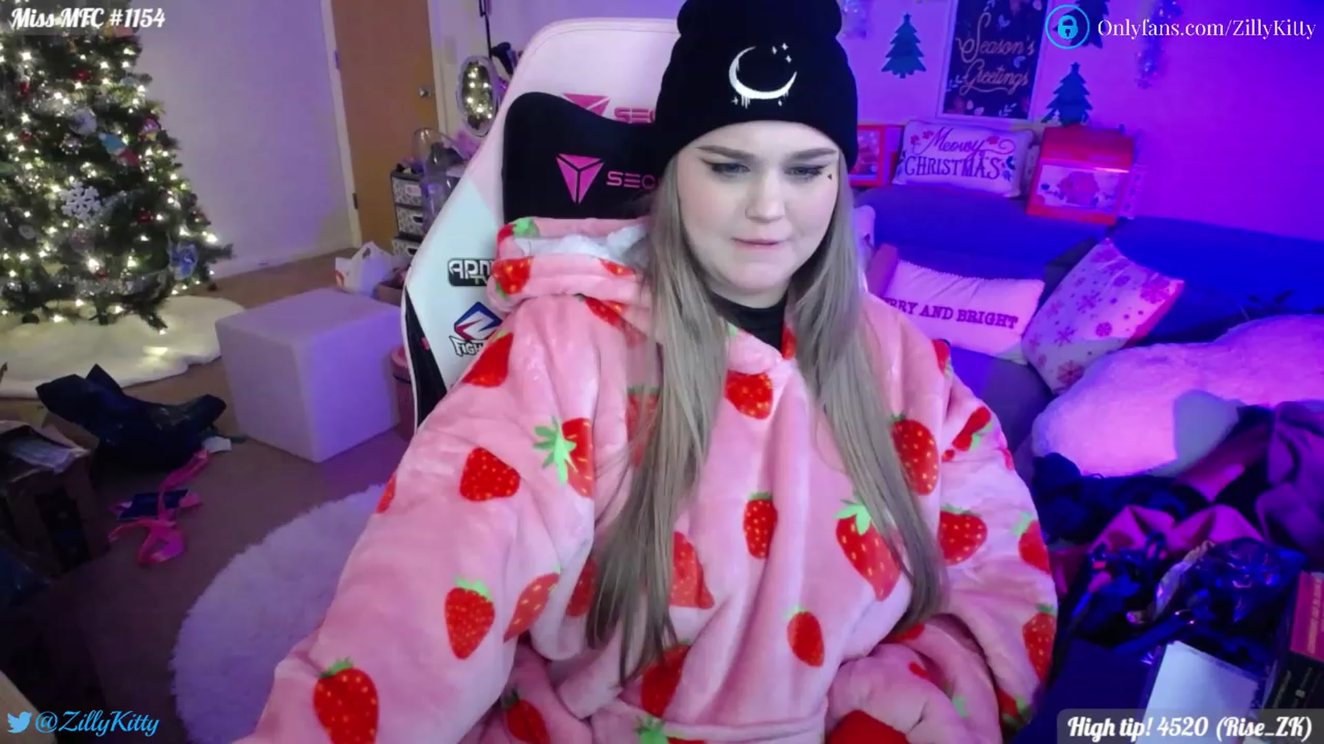 Gallery image thumbnail from ZillyKitty's myfreecams stream on, 12/30/2022, 23:54 image 15 of 20