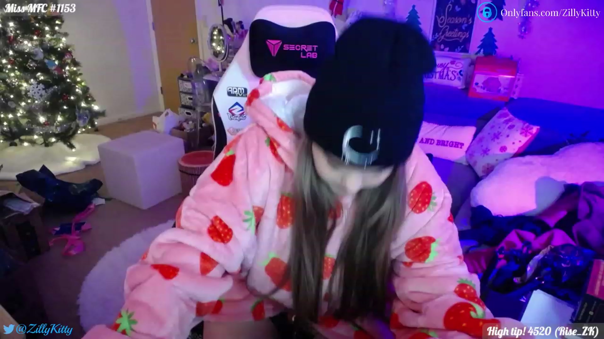 Gallery image thumbnail from ZillyKitty's myfreecams stream on, 12/30/2022, 23:54 image 14 of 20