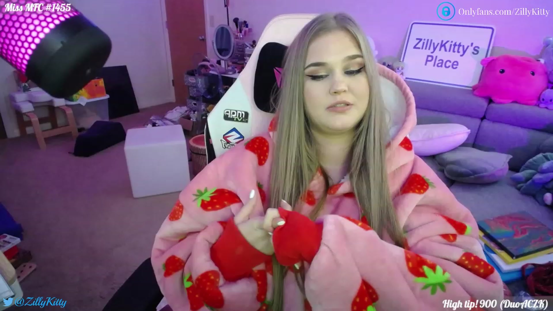 Gallery image thumbnail from ZillyKitty's myfreecams stream on, 01/11/2023, 02:17 image 16 of 20
