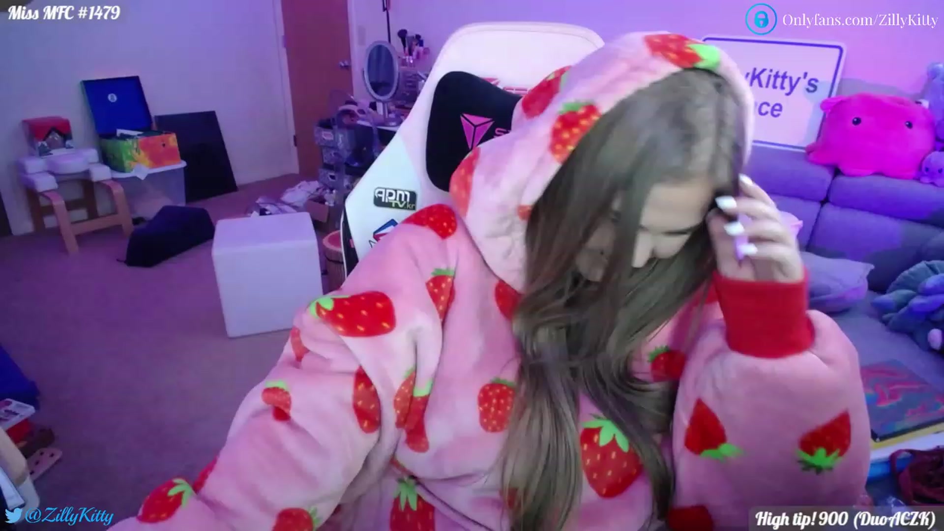 Gallery image thumbnail from ZillyKitty's myfreecams stream on, 01/11/2023, 02:17 image 14 of 20