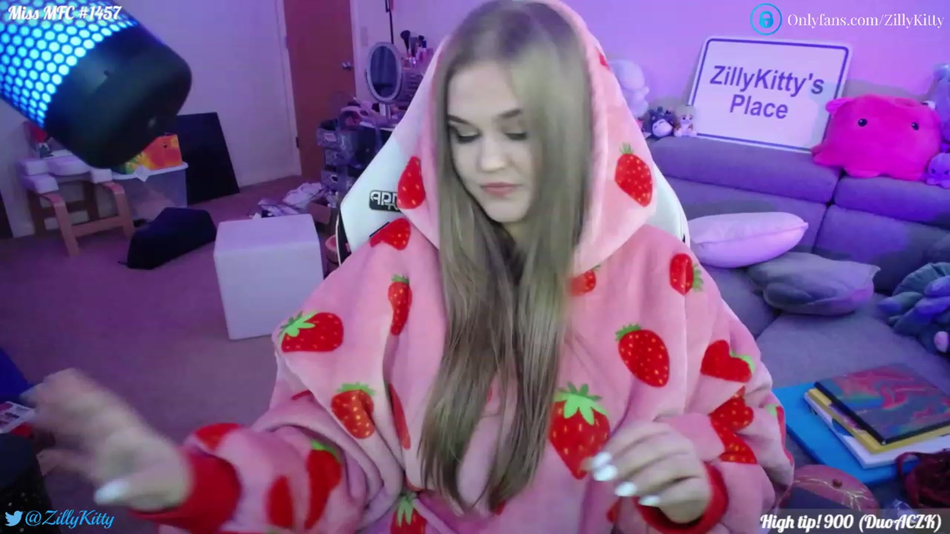 Gallery image thumbnail from ZillyKitty's myfreecams stream on, 01/11/2023, 02:17 image 15 of 20