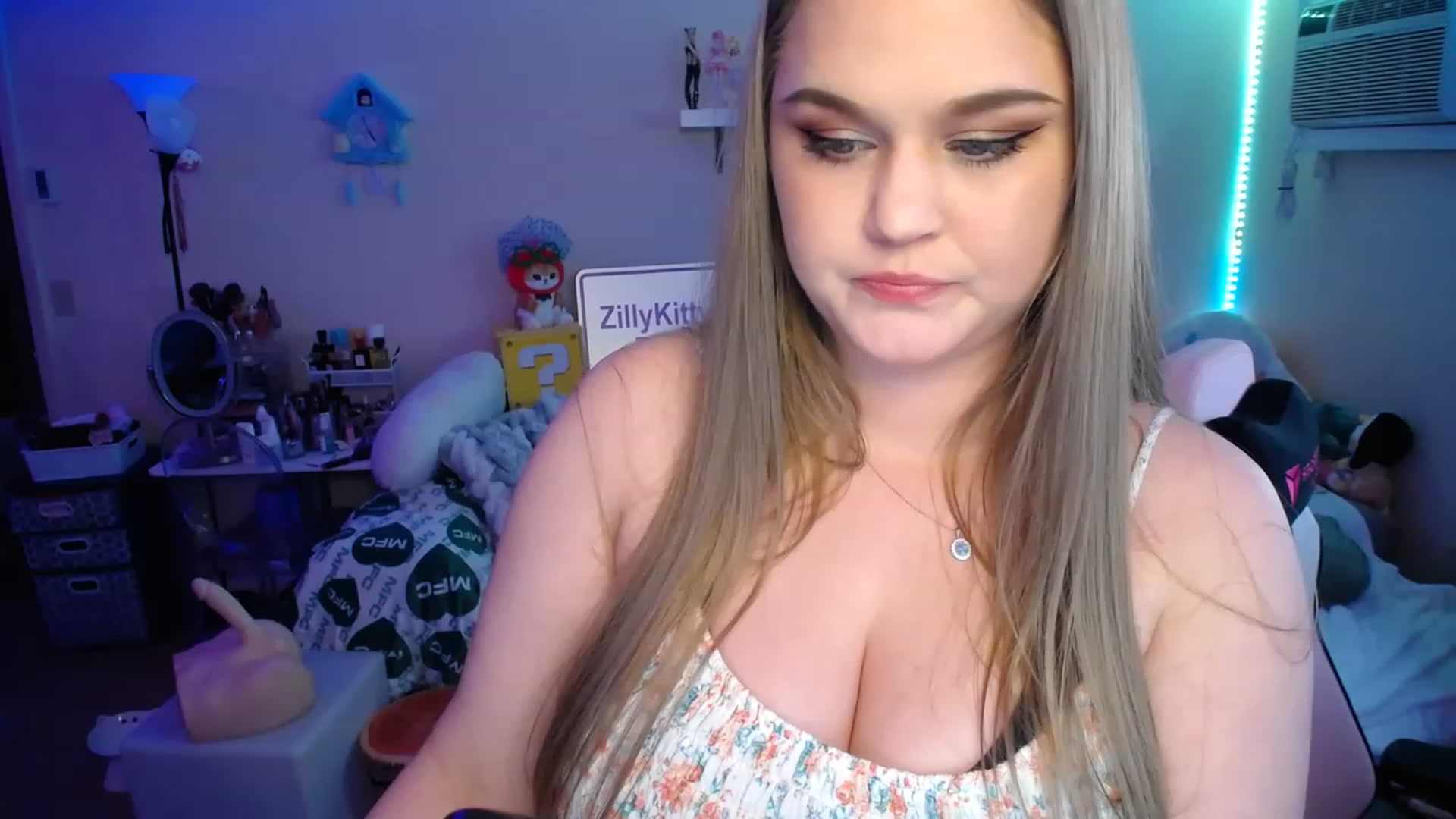 Gallery image thumbnail from ZillyKitty's myfreecams stream on, 03/27/2023, 22:30 image 1 of 20