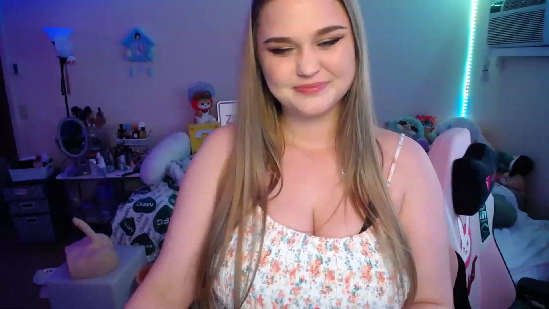 Gallery image thumbnail from ZillyKitty's myfreecams stream on, 03/27/2023, 22:30 image 4 of 20