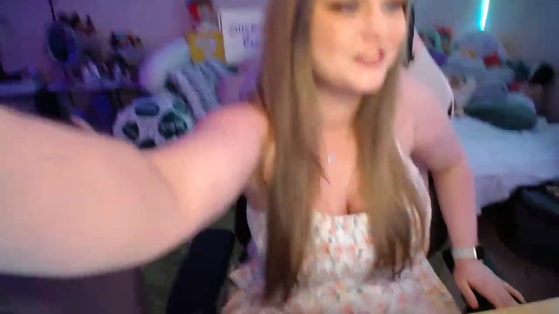 Gallery image thumbnail from ZillyKitty's myfreecams stream on, 03/27/2023, 22:30 image 18 of 20