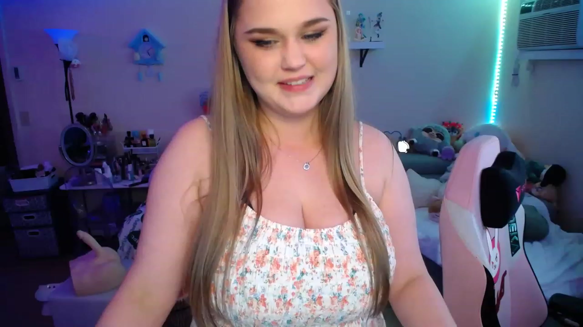 Gallery image thumbnail from ZillyKitty's myfreecams stream on, 03/27/2023, 22:30 image 8 of 20