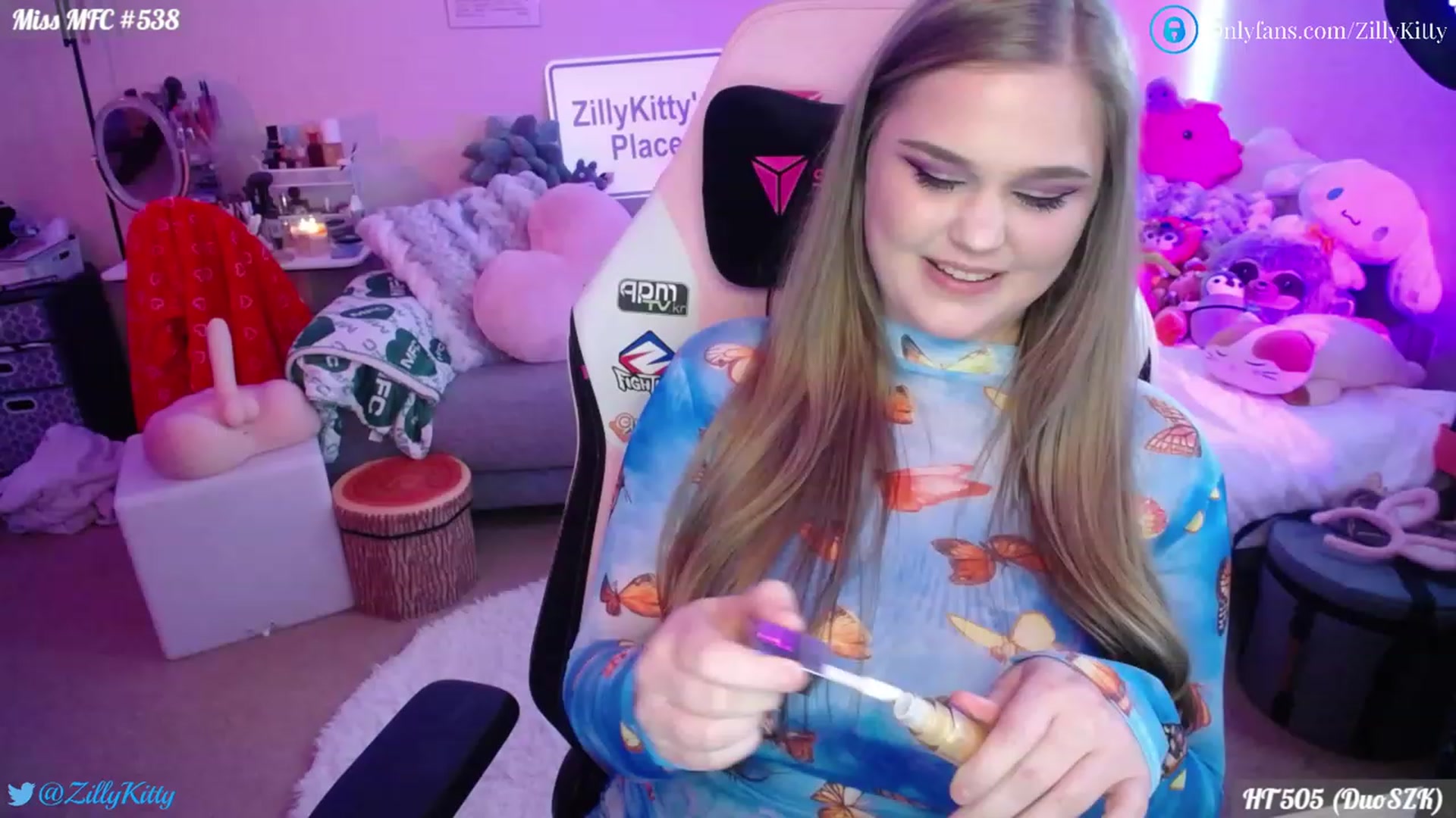 Gallery image thumbnail from ZillyKitty's myfreecams stream on, 04/13/2023, 24:03 image 18 of 20