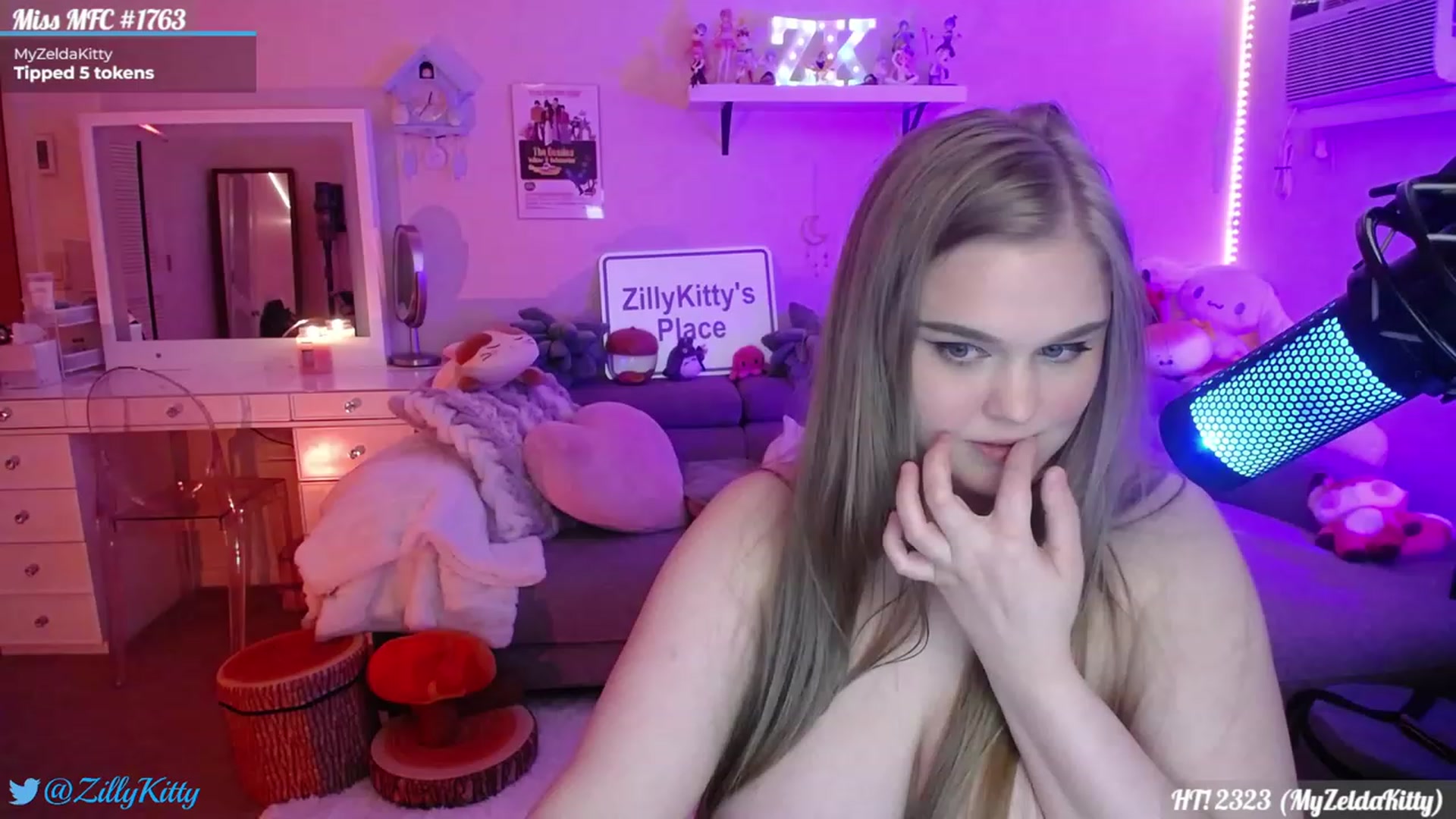 Gallery image thumbnail from ZillyKitty's myfreecams stream on, 08/18/2023, 23:55 image 12 of 20