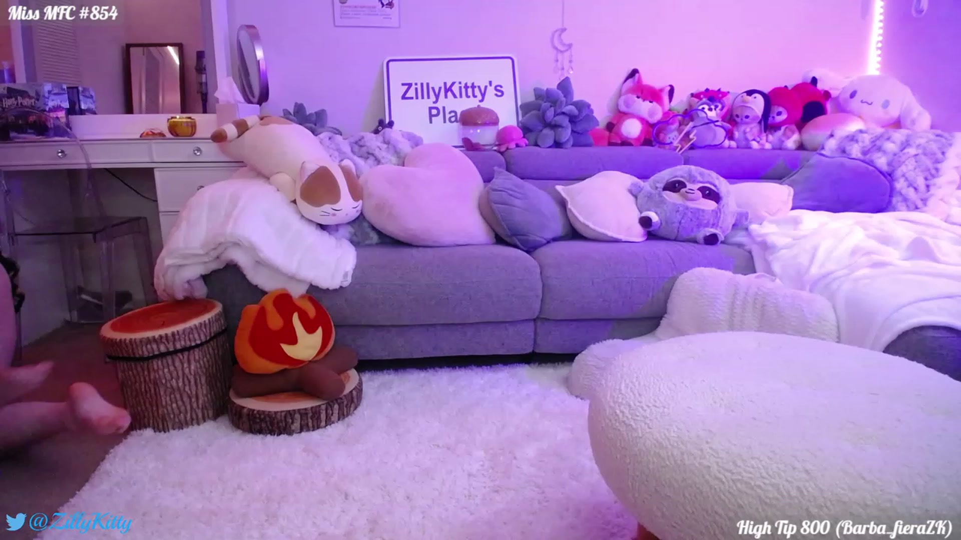 Gallery image thumbnail from ZillyKitty's myfreecams stream on, 09/13/2023, 24:05 image 16 of 20