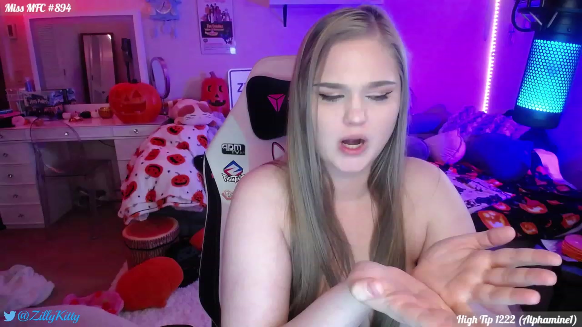 Gallery image thumbnail from ZillyKitty's myfreecams stream on, 09/29/2023, 24:23 image 20 of 20