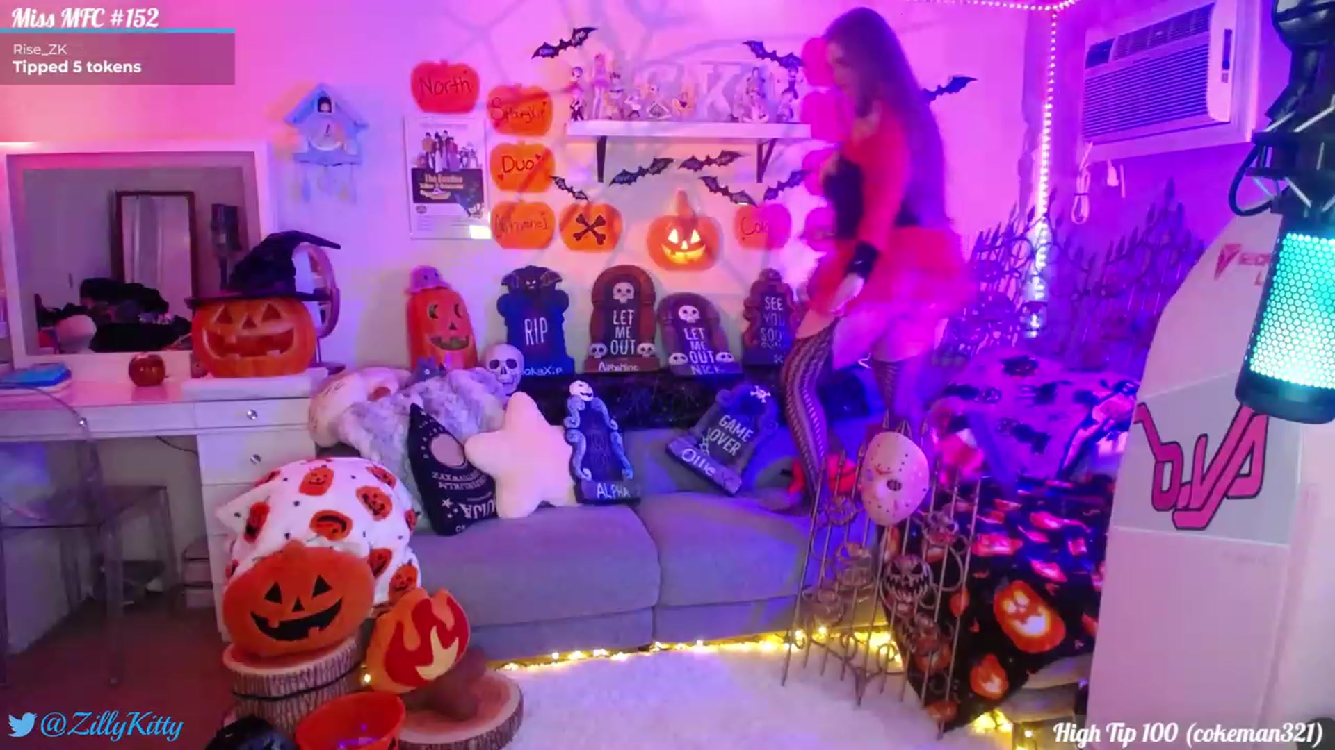 Gallery image thumbnail from ZillyKitty's myfreecams stream on, 10/19/2023, 22:21 image 19 of 20